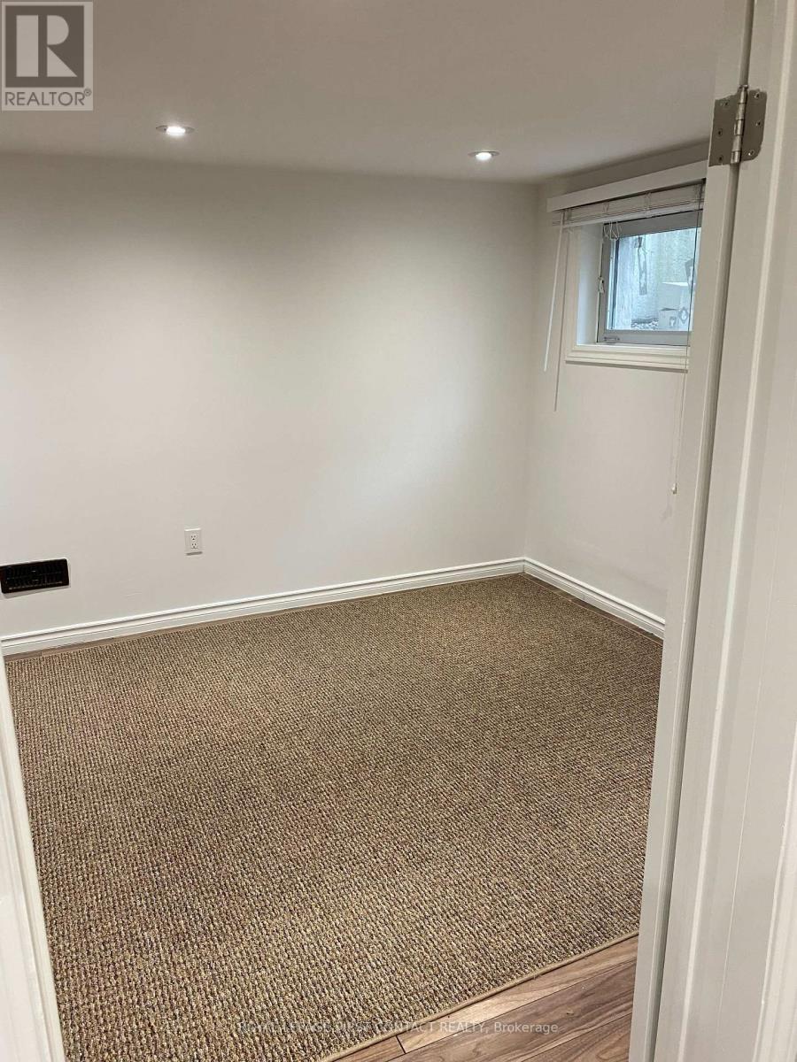 












560 HEMAN STREET

,
Newmarket,




Ontario
L3Y2Z3

