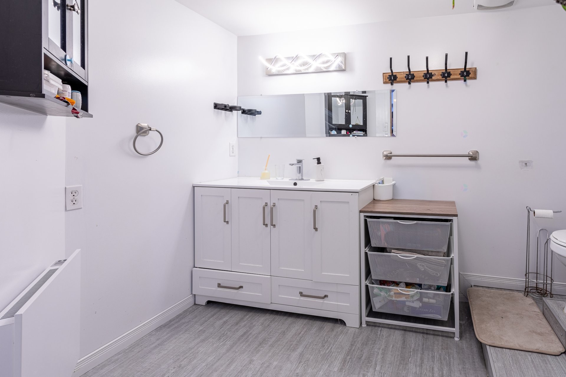 









270


Ch. des Bouleaux

,
Shawinigan,




QC
G9R1S8

