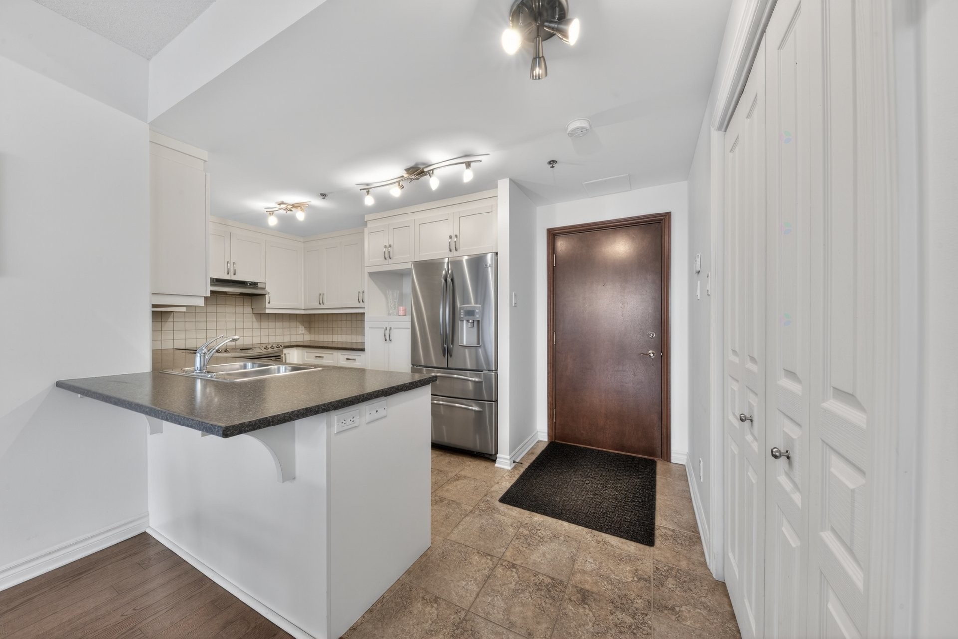 









2435


Rue des Nations

, 305,
Montréal (Saint-Laurent),




QC
H4R0G8


