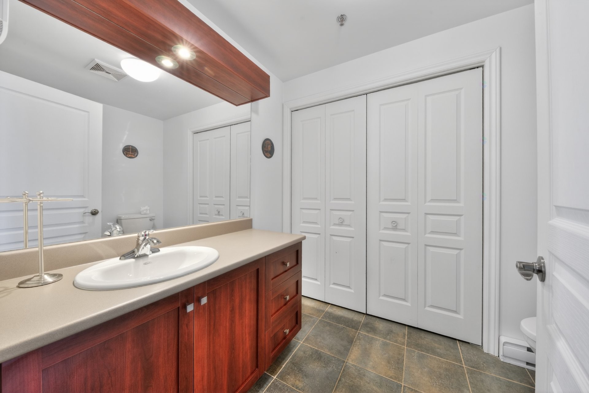 









2435


Rue des Nations

, 305,
Montréal (Saint-Laurent),




QC
H4R0G8

