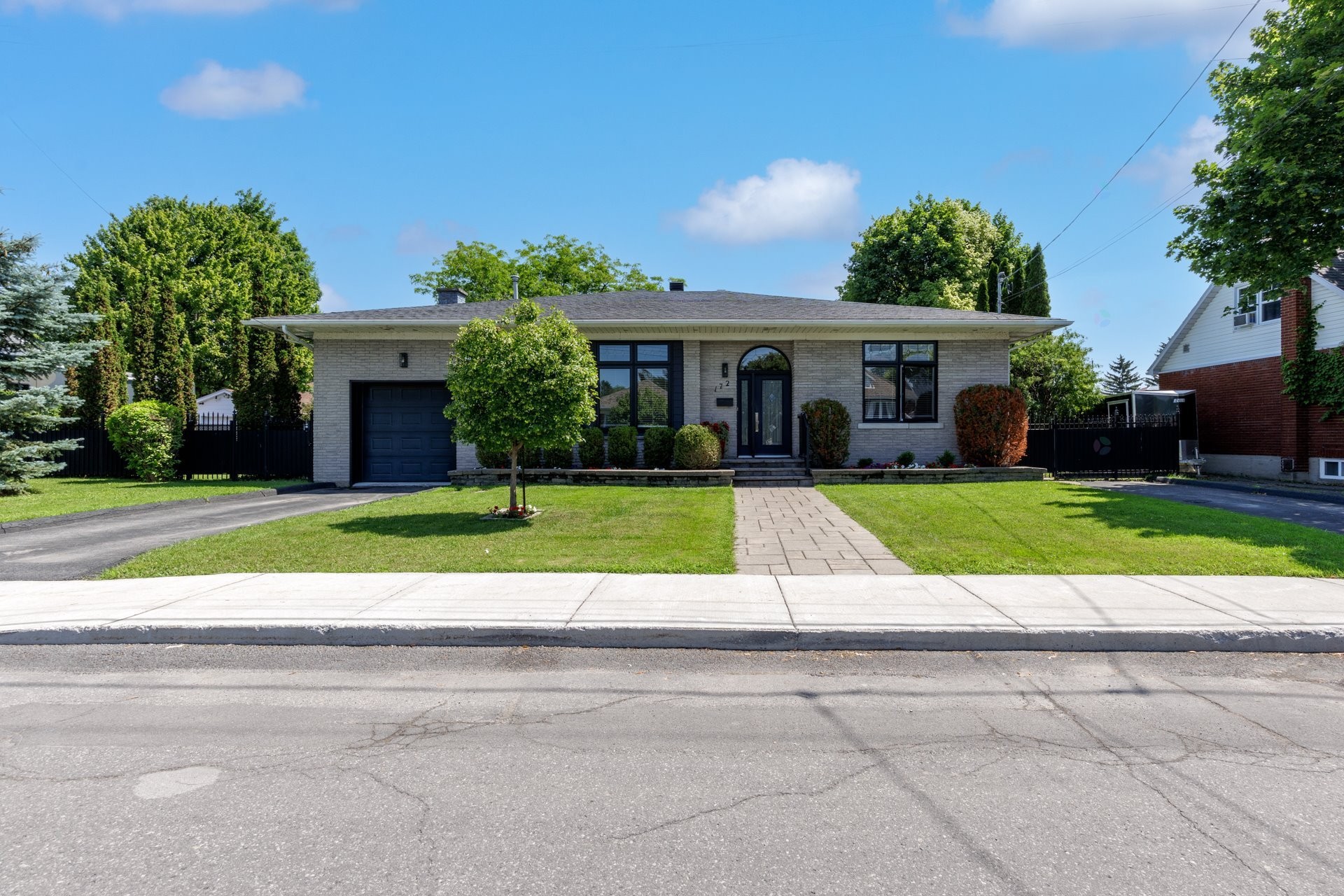 









172


Rue St-Charles

,
Salaberry-de-Valleyfield,




QC
J6S4A4

