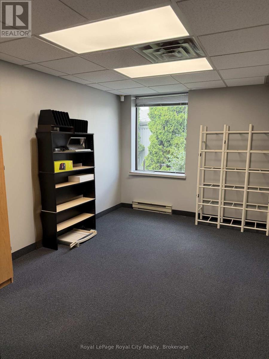 












200 - 15 LEWIS ROAD

,
Guelph (Willow West/Sugarbush/West Acres),




Ontario
N1H1E9

