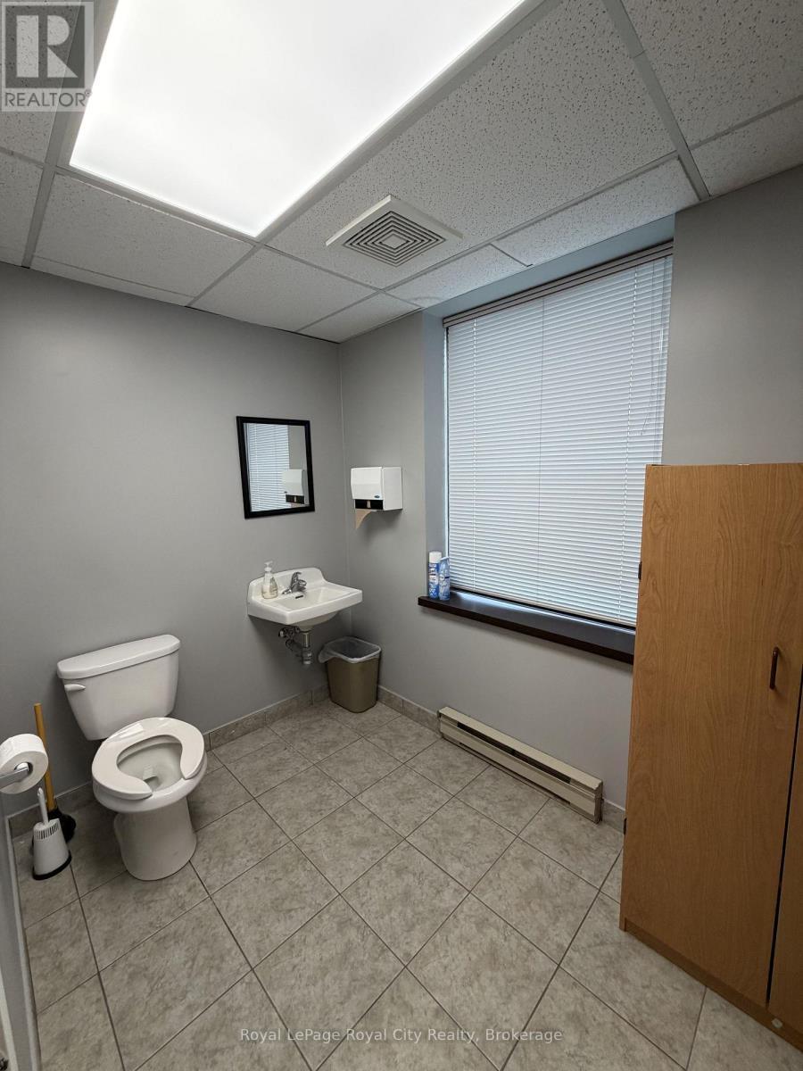 












200 - 15 LEWIS ROAD

,
Guelph (Willow West/Sugarbush/West Acres),




Ontario
N1H1E9

