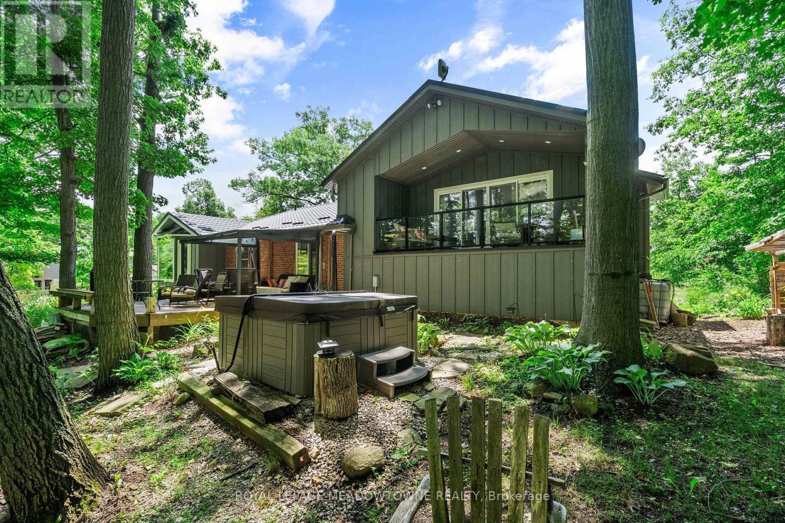 












10621 THIRD LINE

,
Halton Hills,




Ontario
L9T2X9


