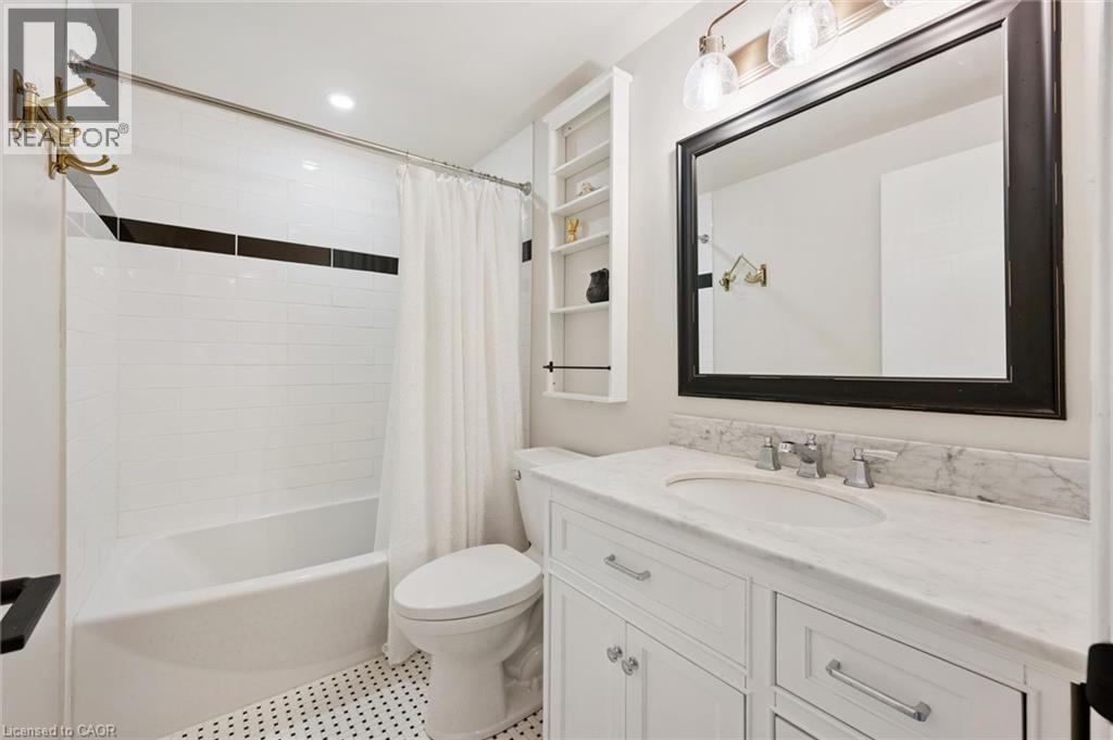 












124 GOSLING Gardens Unit# 12

,
Guelph,




Ontario
N1G5K6

