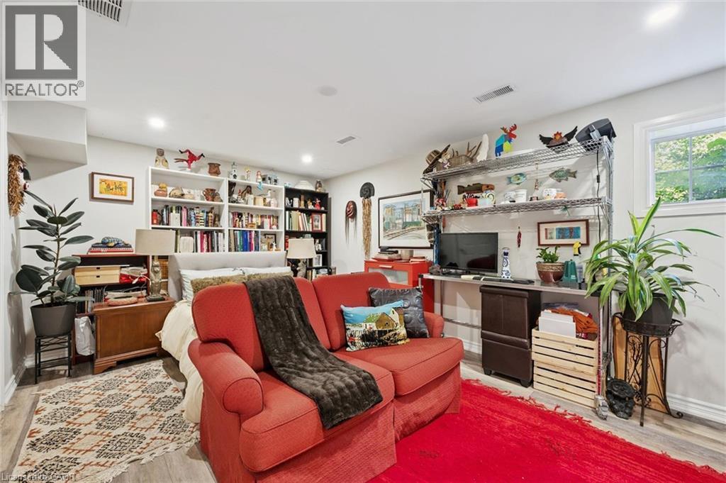 












124 GOSLING Gardens Unit# 12

,
Guelph,




Ontario
N1G5K6

