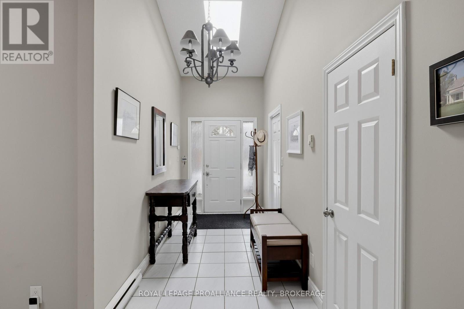 












27 RIVERSIDE DRIVE

,
Kingston (Kingston East (Incl CFB Kingston)),




Ontario
K7L4V1


