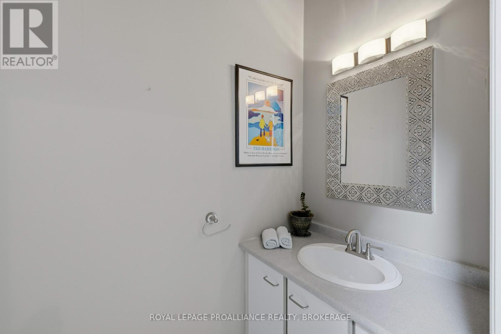 












27 RIVERSIDE DRIVE

,
Kingston (Kingston East (Incl CFB Kingston)),




Ontario
K7L4V1

