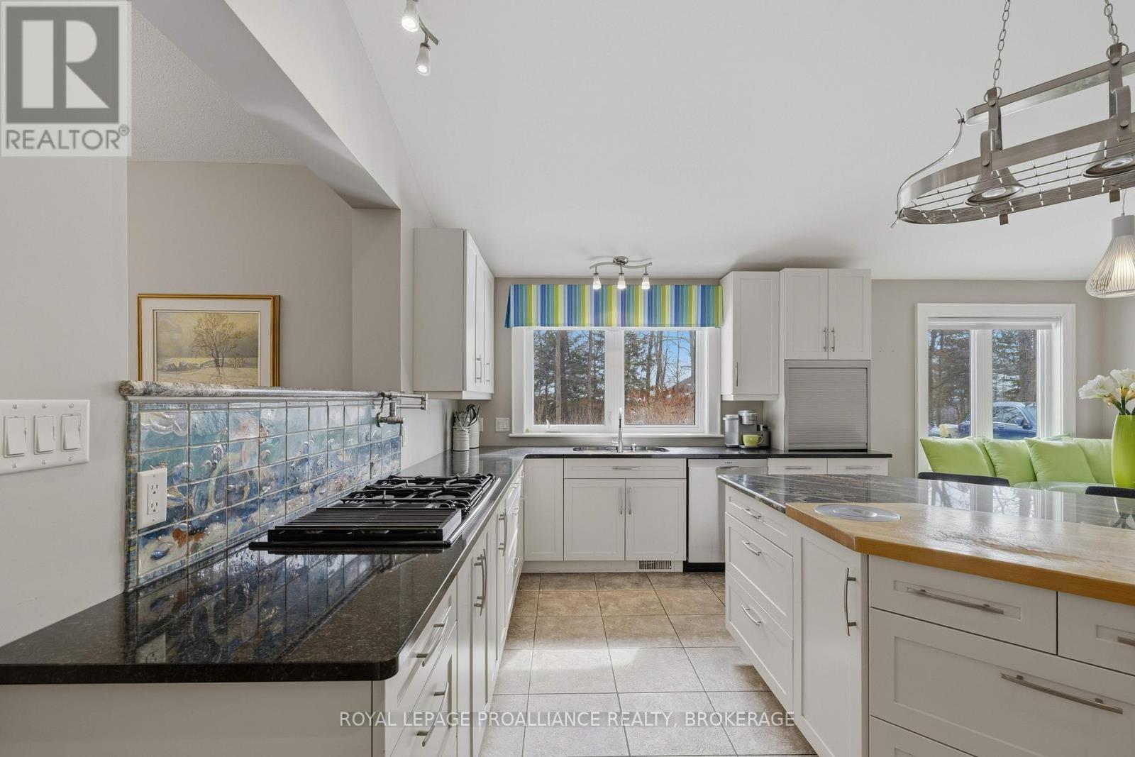 












27 RIVERSIDE DRIVE

,
Kingston (Kingston East (Incl CFB Kingston)),




Ontario
K7L4V1

