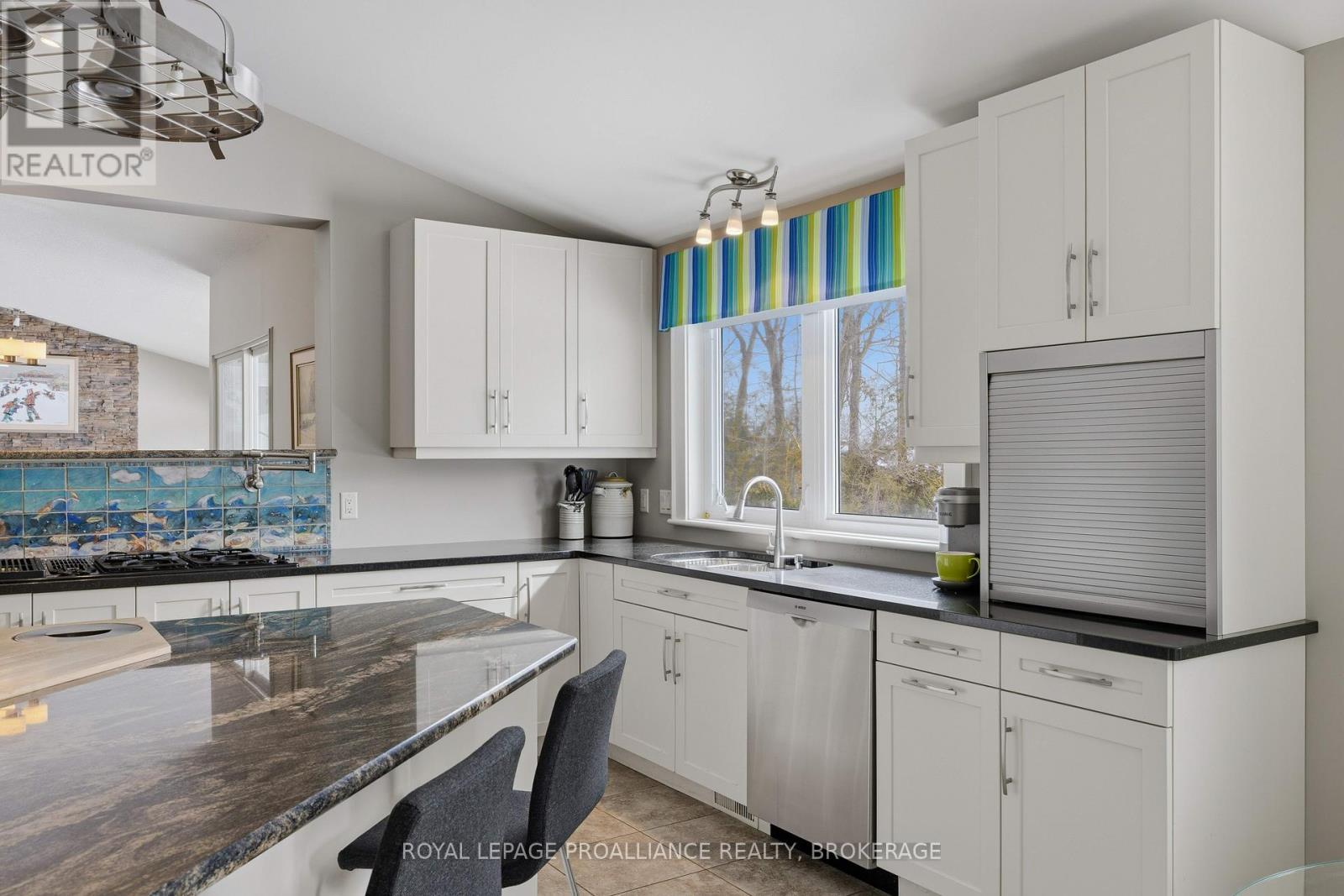 












27 RIVERSIDE DRIVE

,
Kingston (Kingston East (Incl CFB Kingston)),




Ontario
K7L4V1


