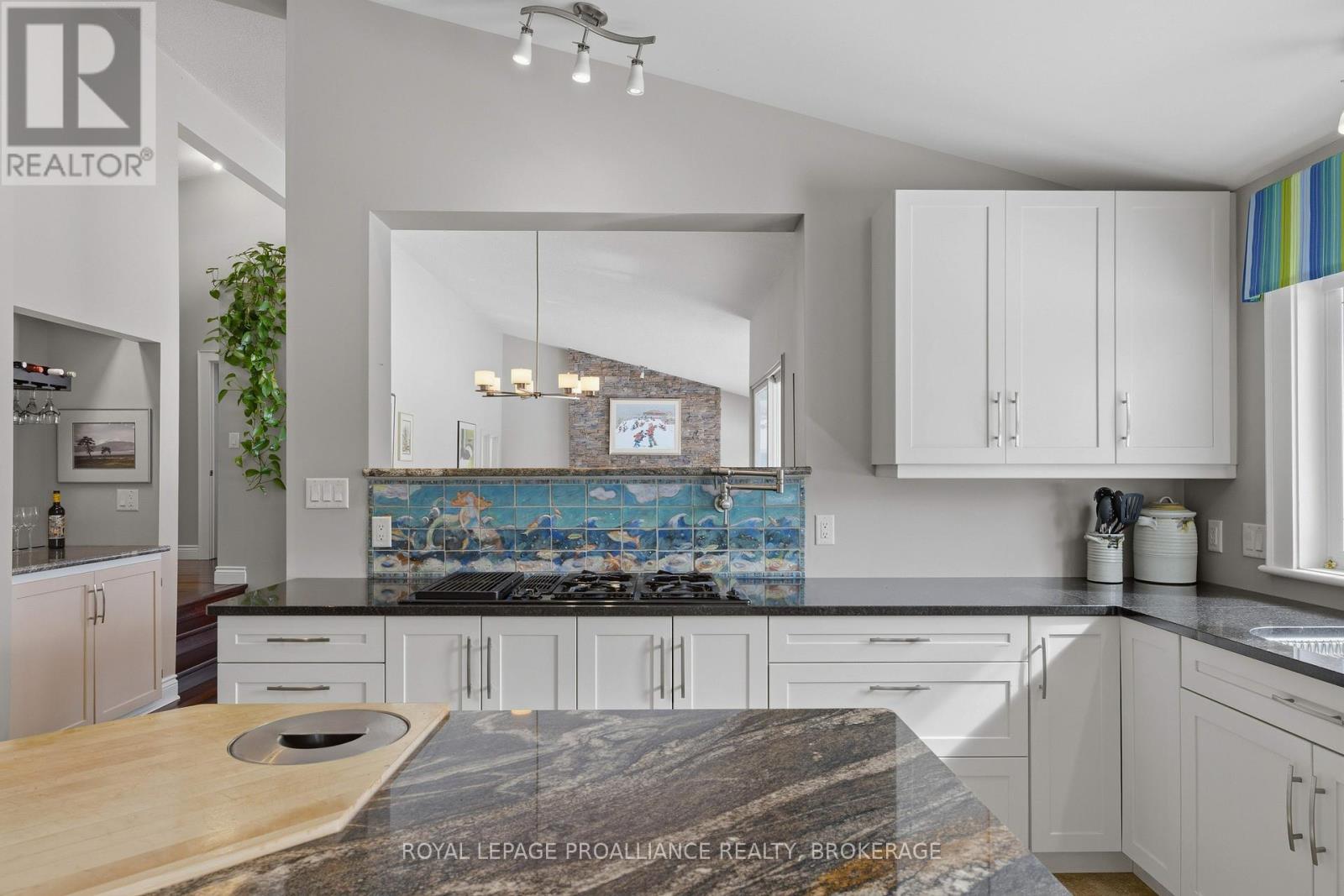












27 RIVERSIDE DRIVE

,
Kingston (Kingston East (Incl CFB Kingston)),




Ontario
K7L4V1

