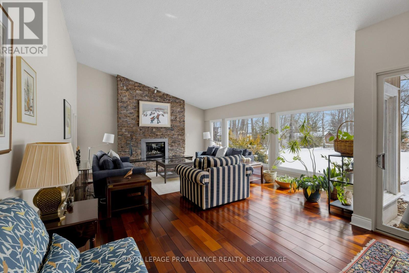 












27 RIVERSIDE DRIVE

,
Kingston (Kingston East (Incl CFB Kingston)),




Ontario
K7L4V1

