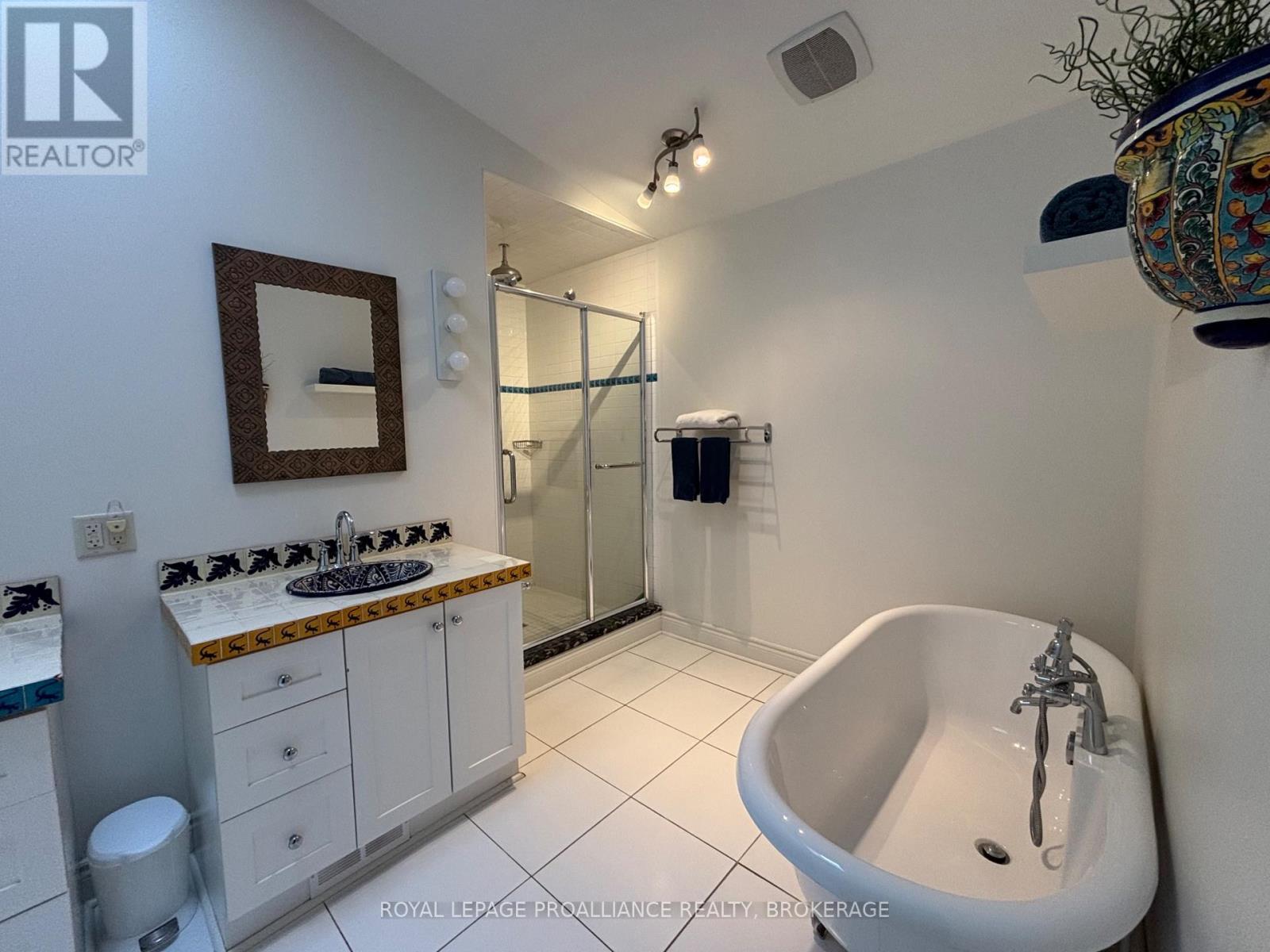 












27 RIVERSIDE DRIVE

,
Kingston (Kingston East (Incl CFB Kingston)),




Ontario
K7L4V1

