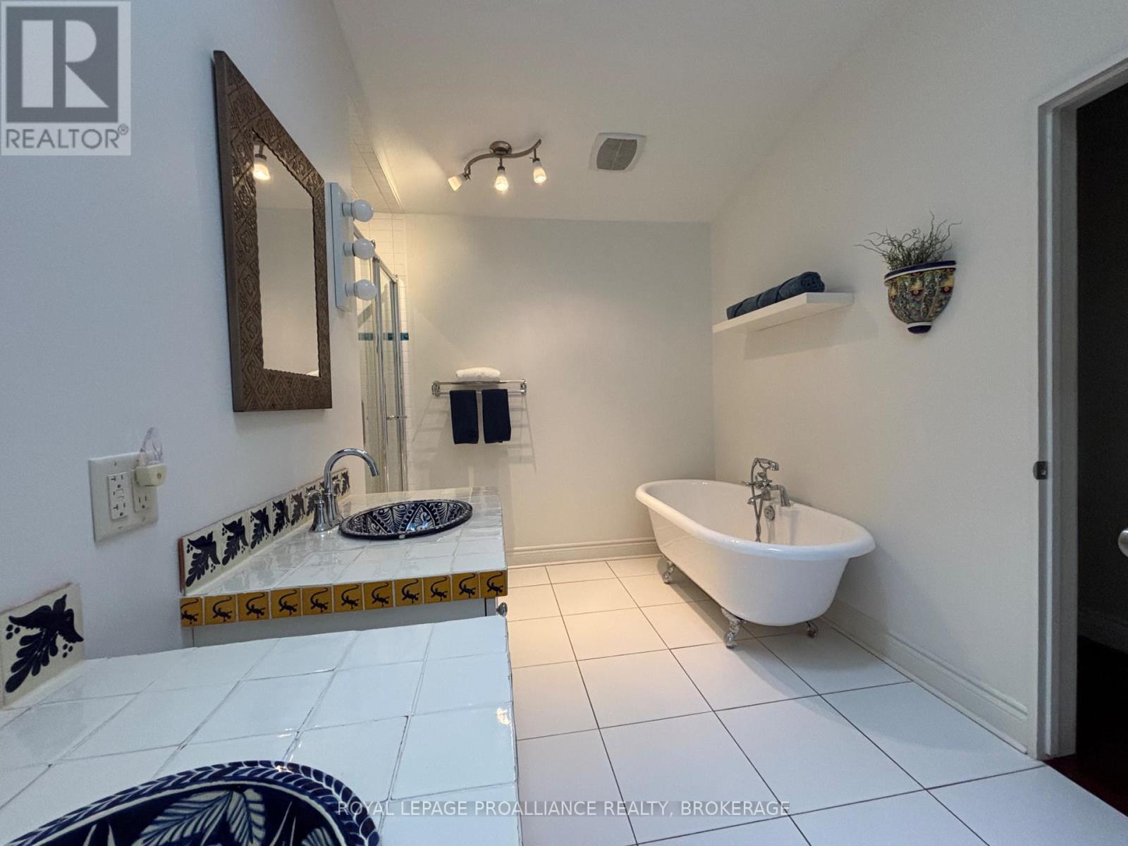 












27 RIVERSIDE DRIVE

,
Kingston (Kingston East (Incl CFB Kingston)),




Ontario
K7L4V1

