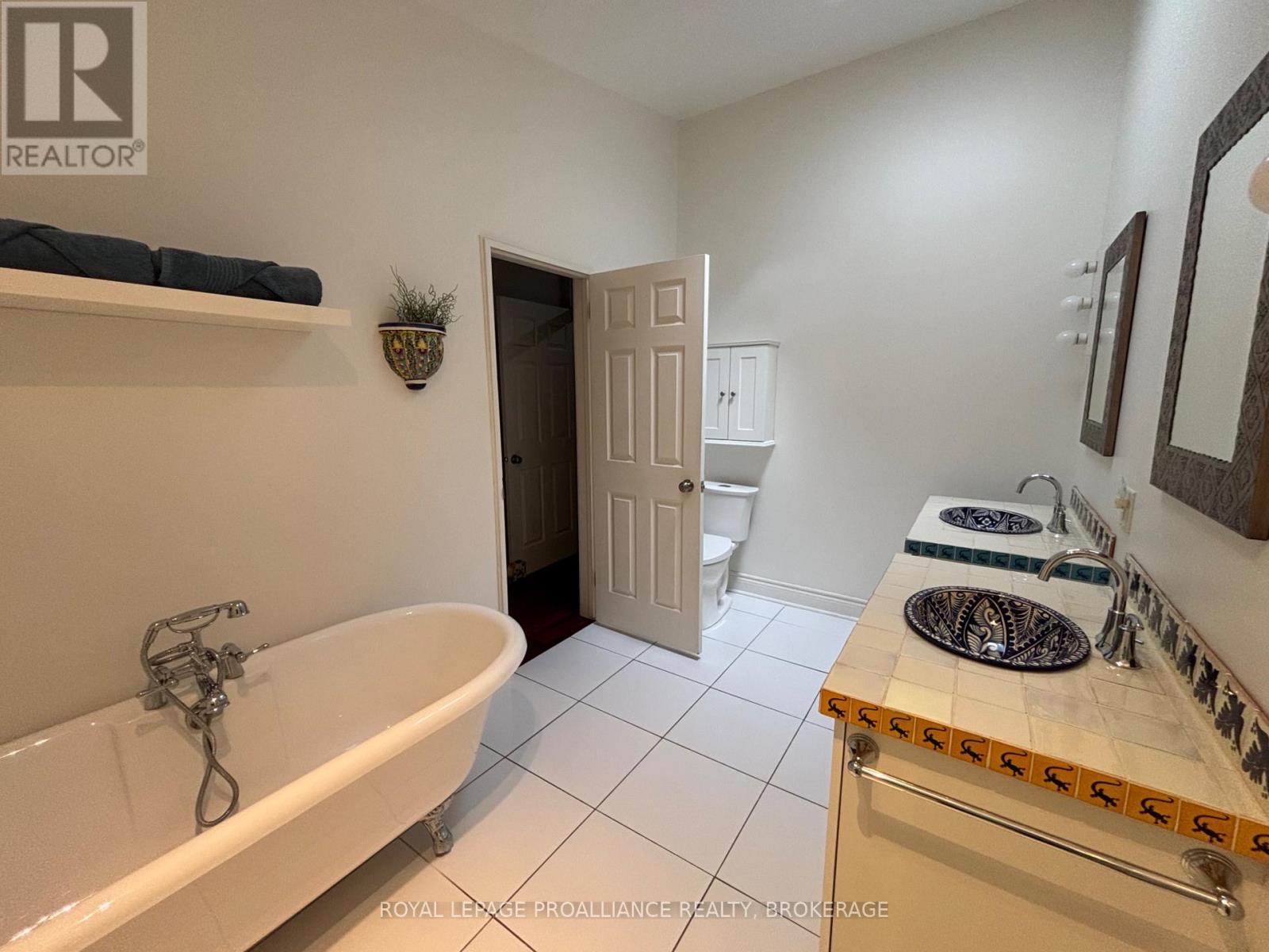 












27 RIVERSIDE DRIVE

,
Kingston (Kingston East (Incl CFB Kingston)),




Ontario
K7L4V1

