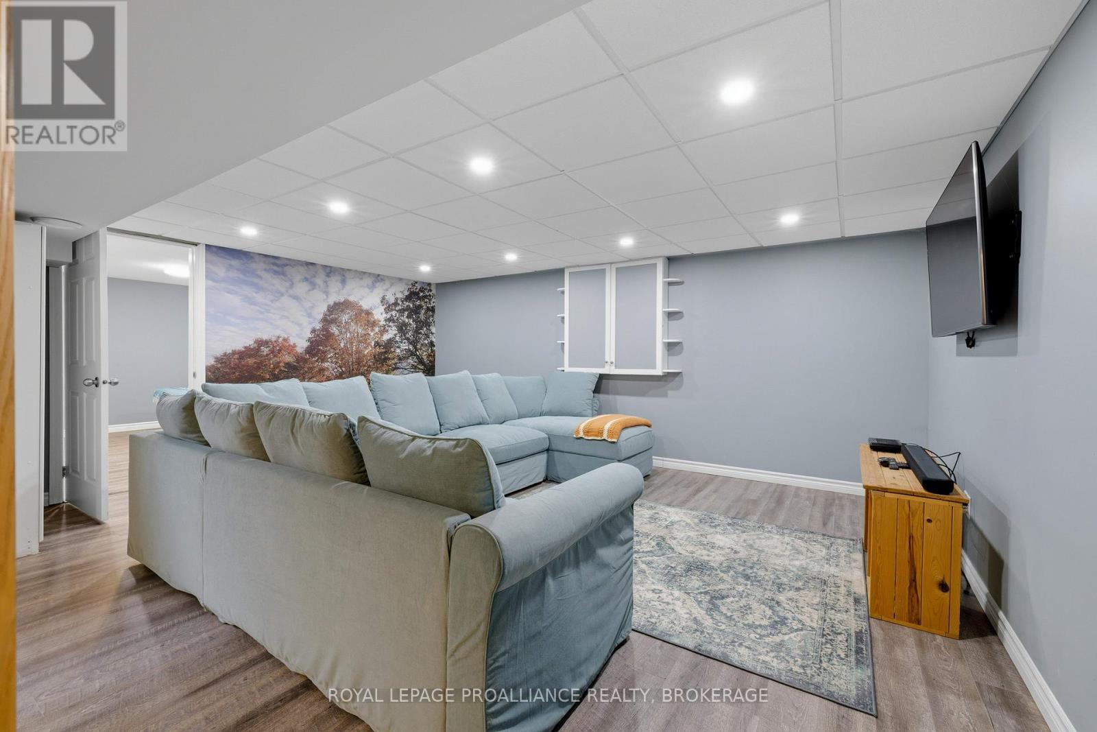 












27 RIVERSIDE DRIVE

,
Kingston (Kingston East (Incl CFB Kingston)),




Ontario
K7L4V1

