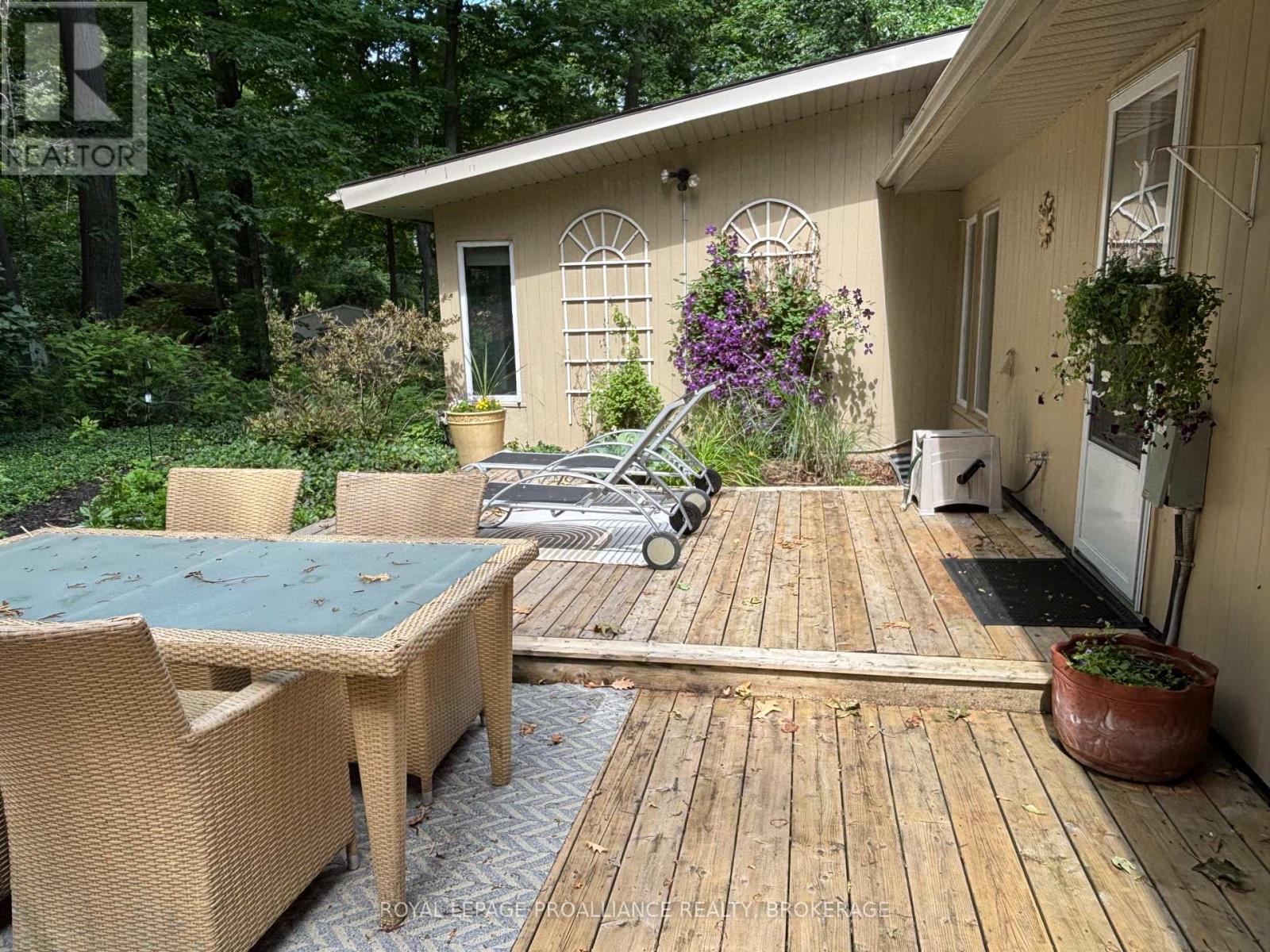 












27 RIVERSIDE DRIVE

,
Kingston (Kingston East (Incl CFB Kingston)),




Ontario
K7L4V1

