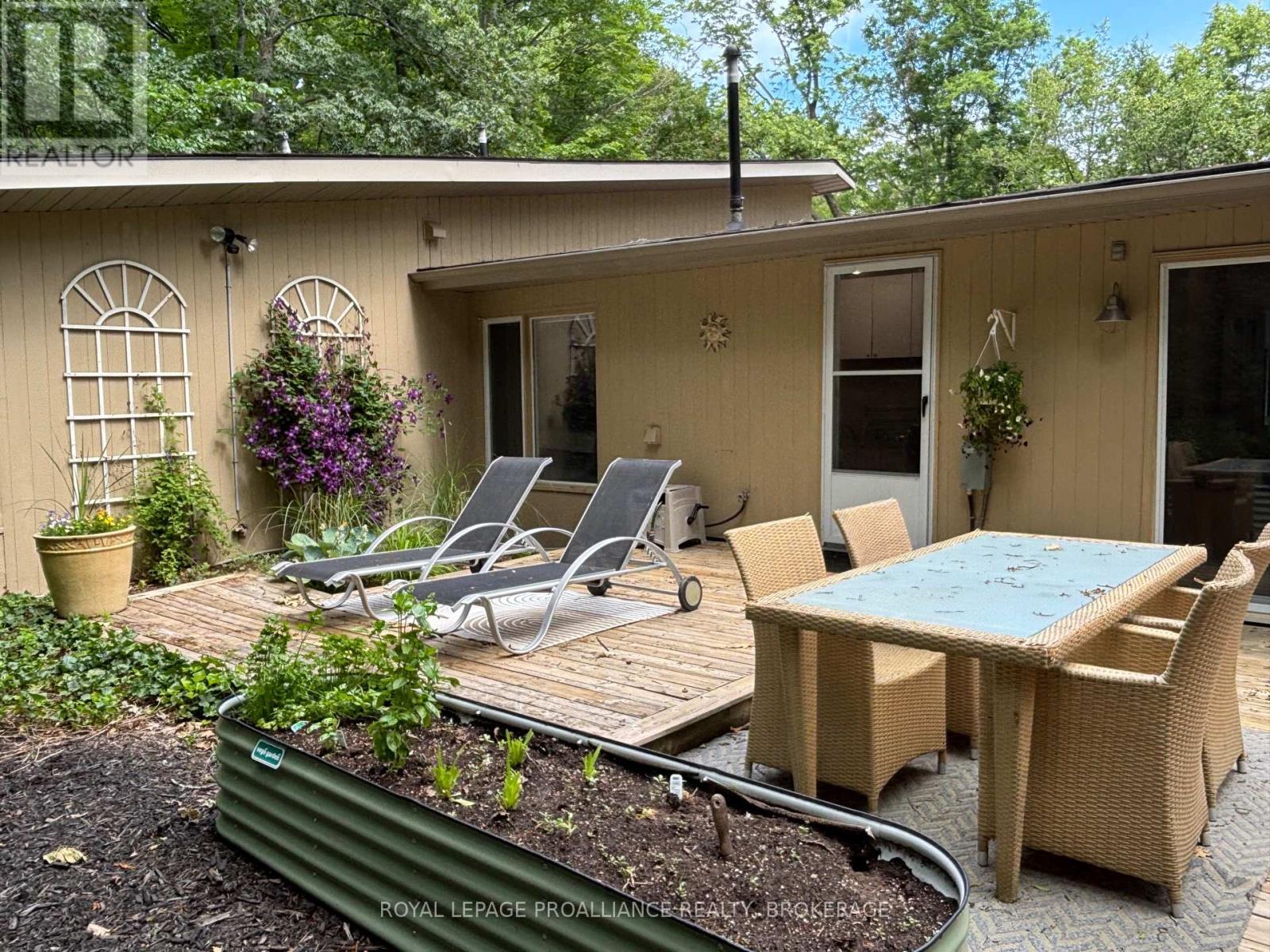 












27 RIVERSIDE DRIVE

,
Kingston (Kingston East (Incl CFB Kingston)),




Ontario
K7L4V1

