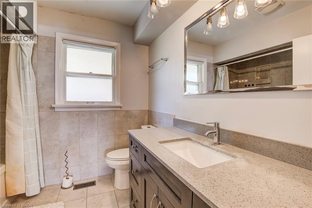 












139 ELGIN Crescent

,
Waterloo,




Ontario
N2J2S5

