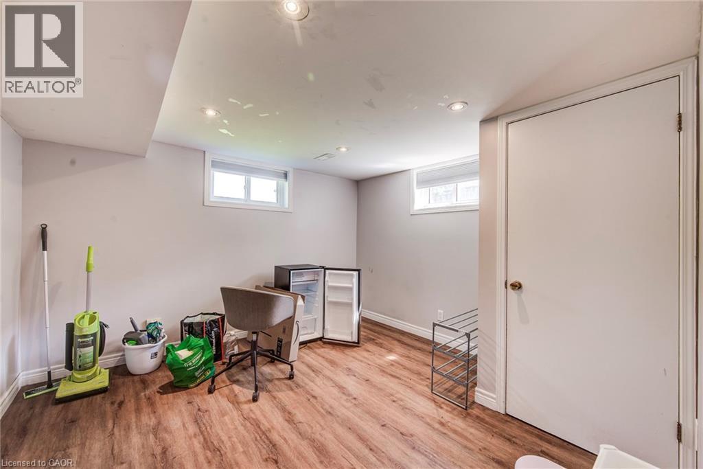 












139 ELGIN Crescent

,
Waterloo,




Ontario
N2J2S5

