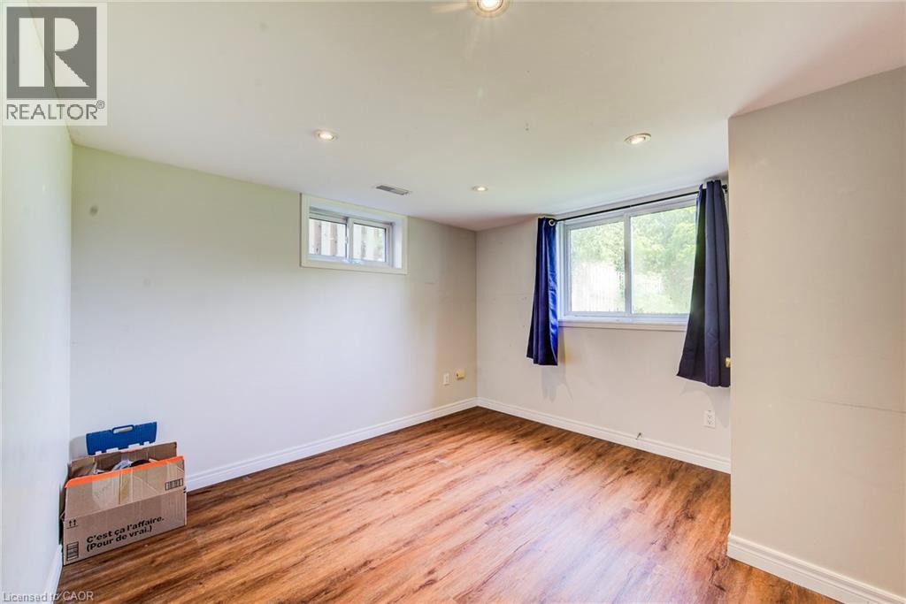 












139 ELGIN Crescent

,
Waterloo,




Ontario
N2J2S5

