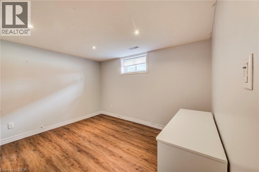 












139 ELGIN Crescent

,
Waterloo,




Ontario
N2J2S5

