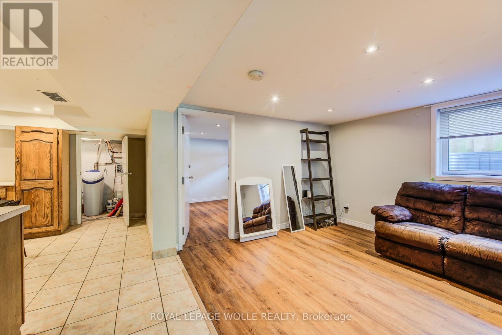 












139 ELGIN CRESCENT

,
Waterloo,




Ontario
N2J2S5

