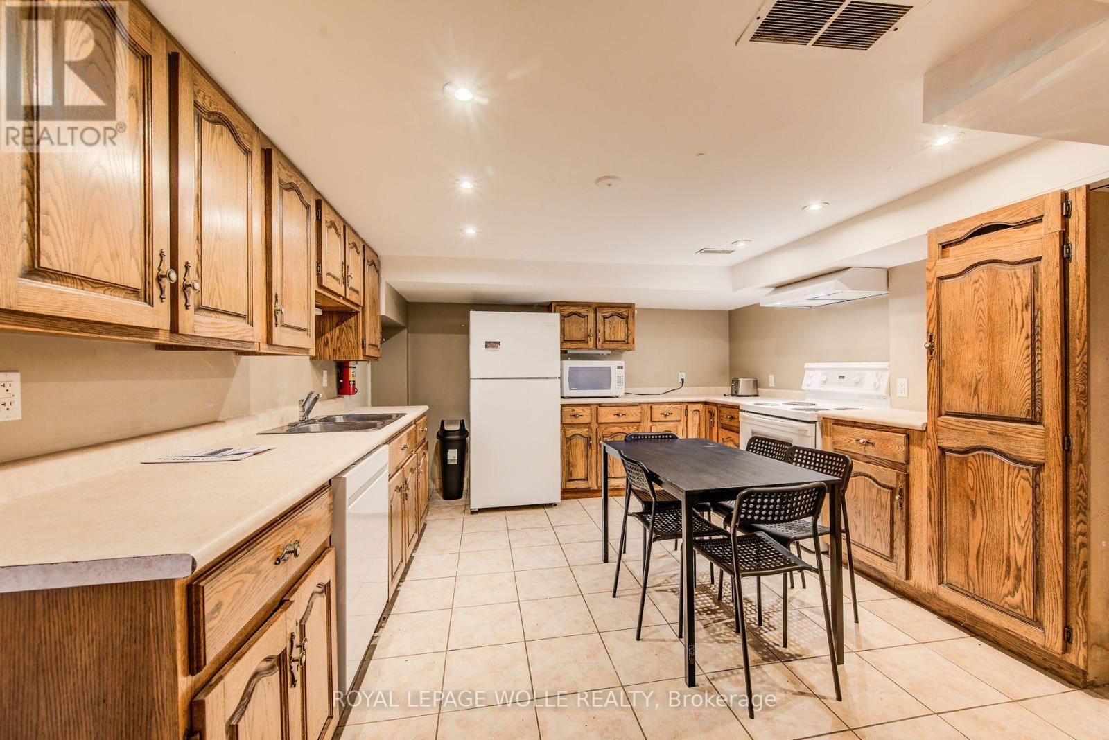 












139 ELGIN CRESCENT

,
Waterloo,




Ontario
N2J2S5

