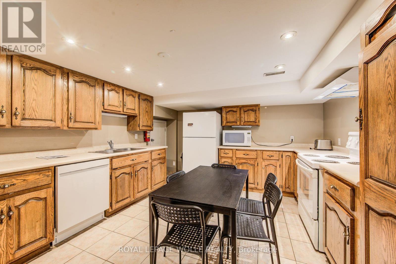 












139 ELGIN CRESCENT

,
Waterloo,




Ontario
N2J2S5


