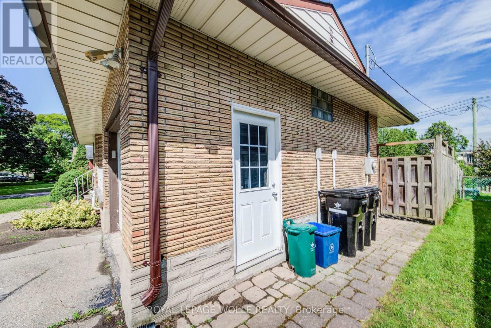 












139 ELGIN CRESCENT

,
Waterloo,




Ontario
N2J2S5

