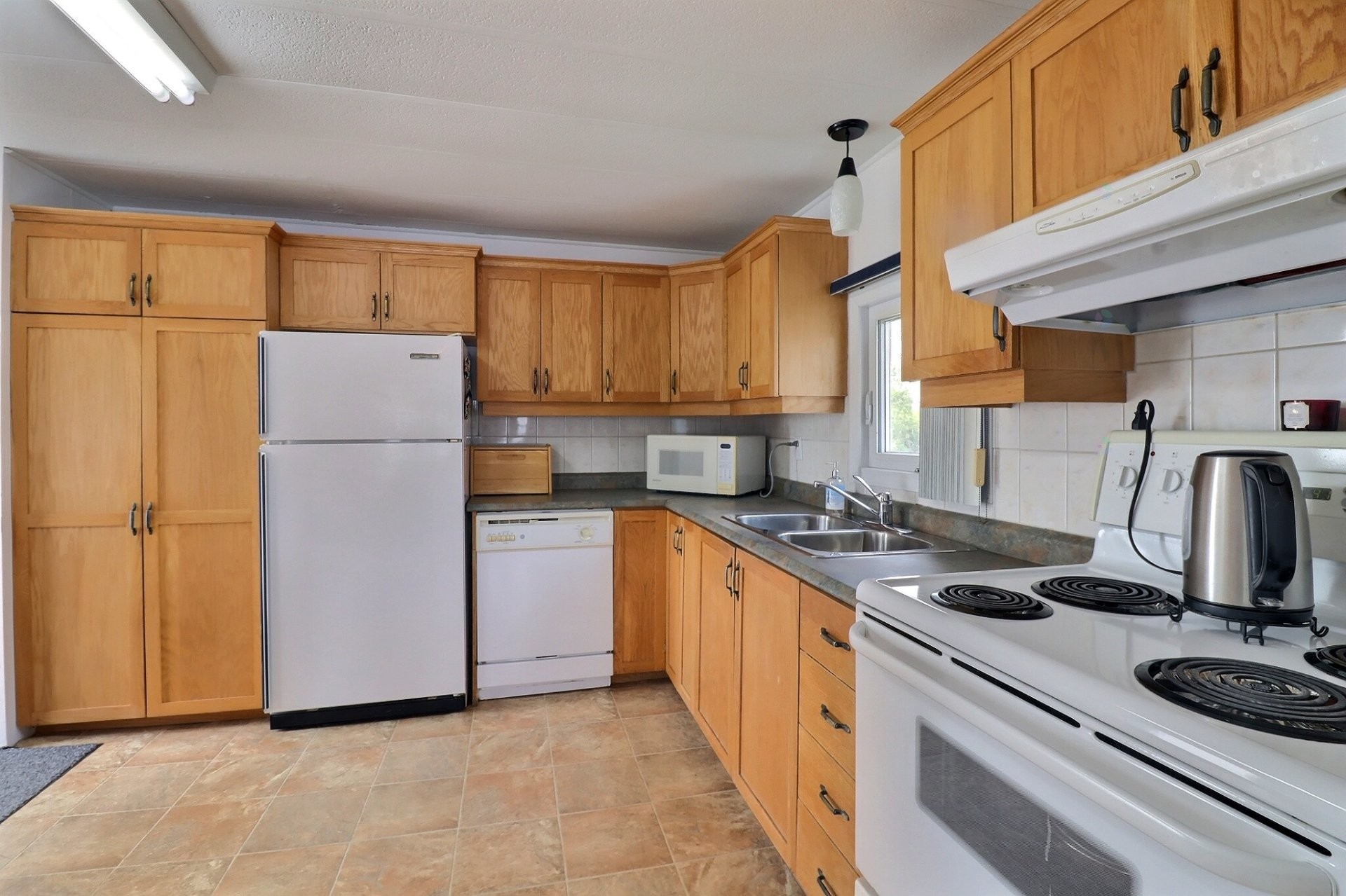 









1985


Rue des Tulipes

,
Saguenay (Chicoutimi),




QC
G7H7T3

