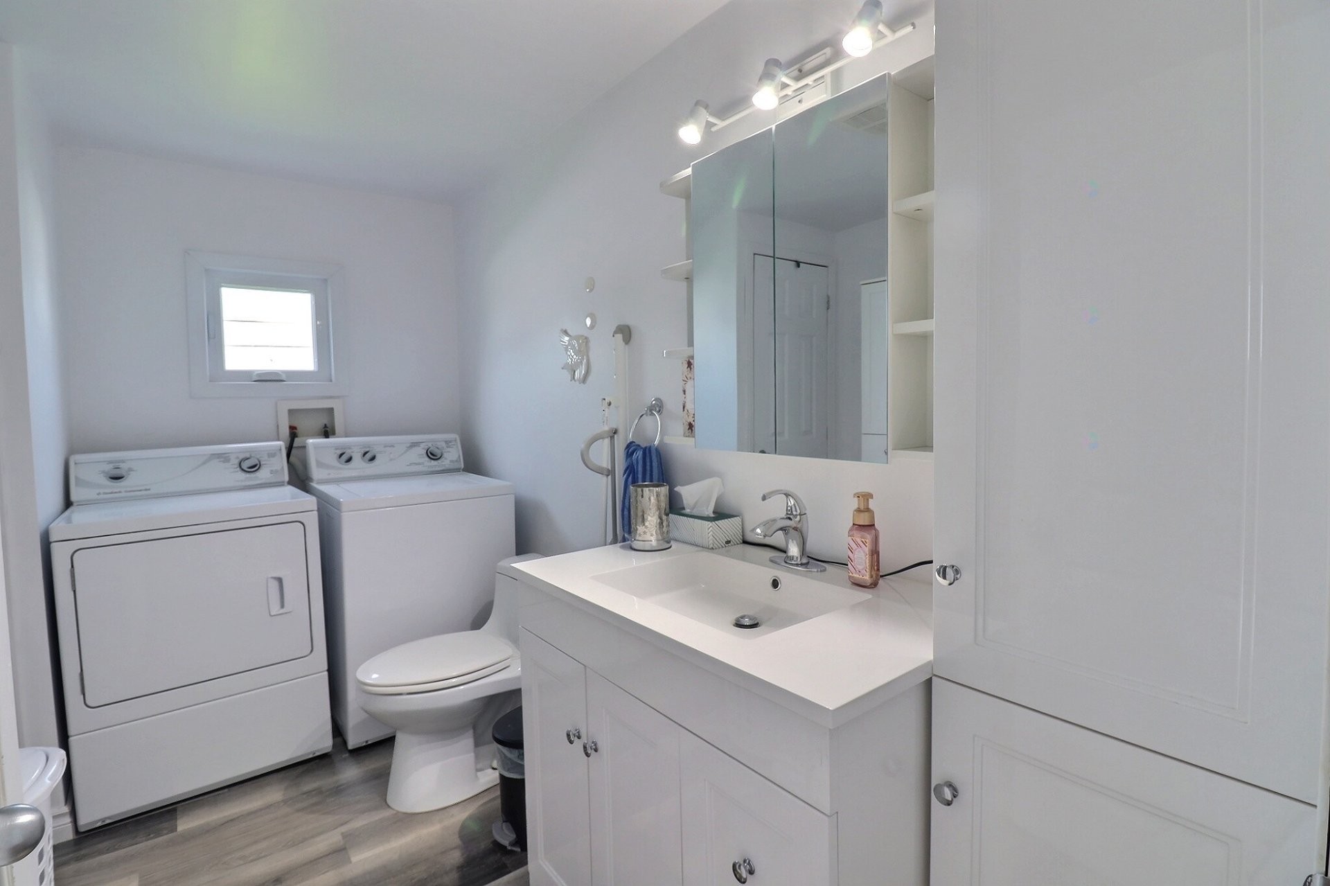 









1985


Rue des Tulipes

,
Saguenay (Chicoutimi),




QC
G7H7T3

