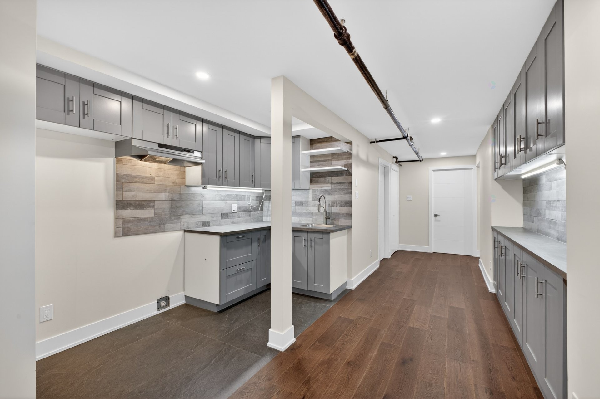 









1425Z


Rue Montcalm

,
Montréal (Ville-Marie),




QC
H2L3G9

