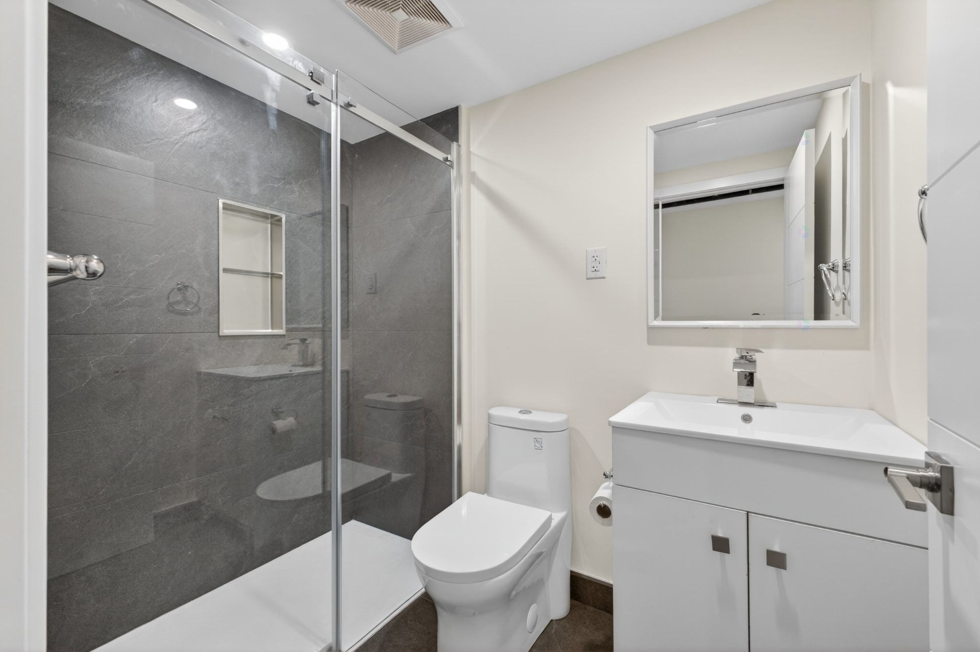 









1425Z


Rue Montcalm

,
Montréal (Ville-Marie),




QC
H2L3G9

