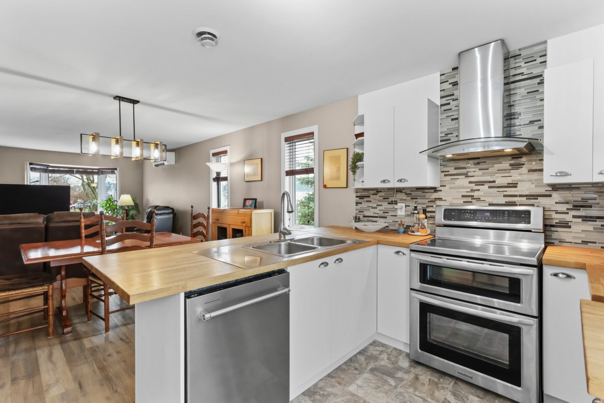 









305


Rue de la Providence

,
Sainte-Catherine,




QC
J5C2A6

