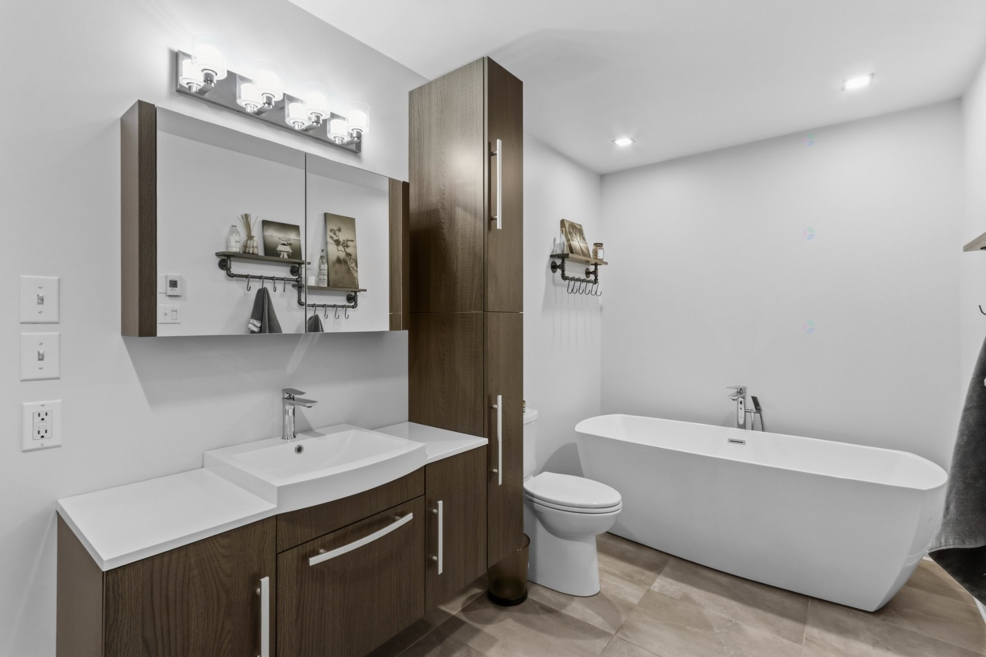 









305


Rue de la Providence

,
Sainte-Catherine,




QC
J5C2A6

