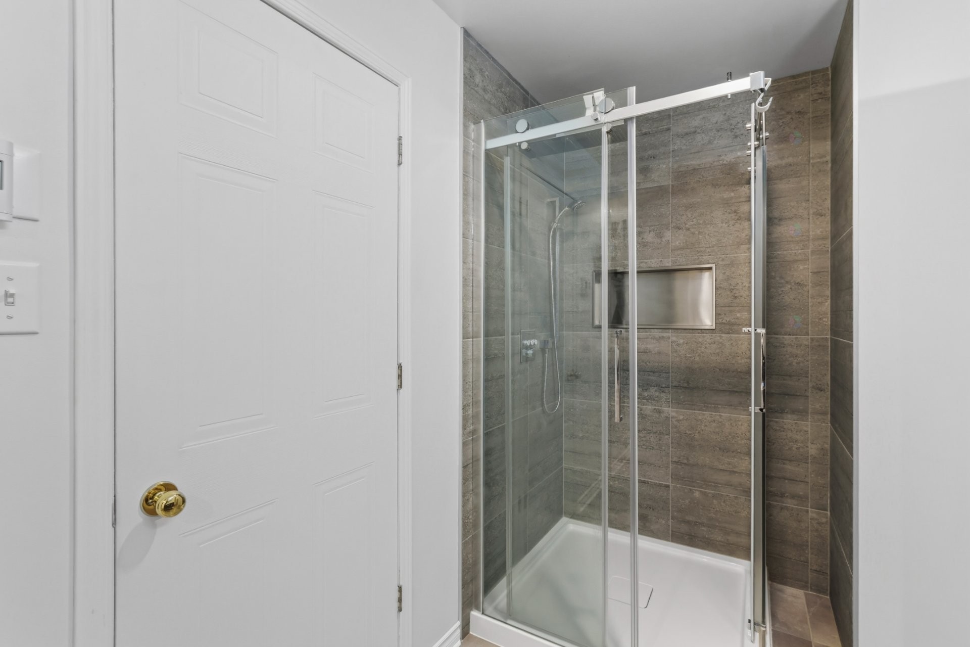 









305


Rue de la Providence

,
Sainte-Catherine,




QC
J5C2A6

