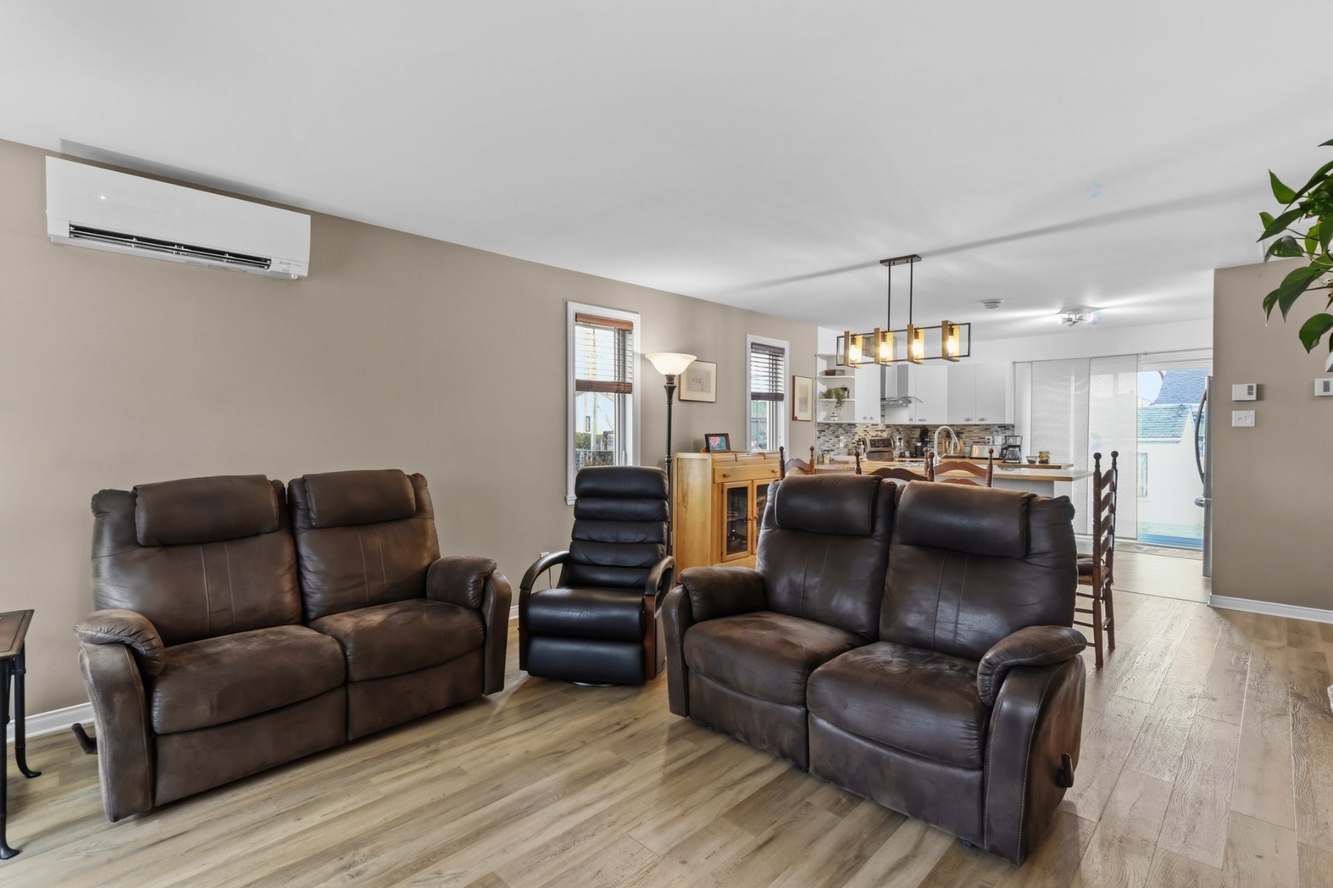 









305


Rue de la Providence

,
Sainte-Catherine,




QC
J5C2A6

