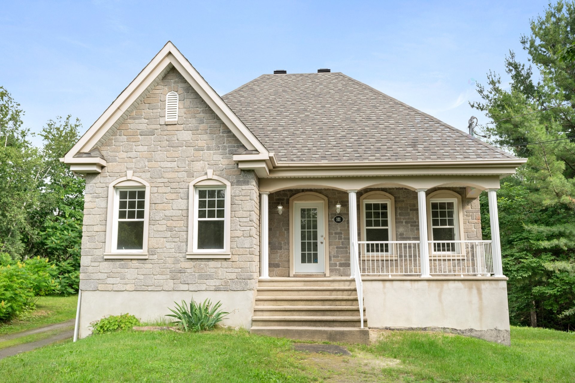 









101

 - 101A


Rue Cynthia

,
Sainte-Sophie,




QC
J5J1V8

