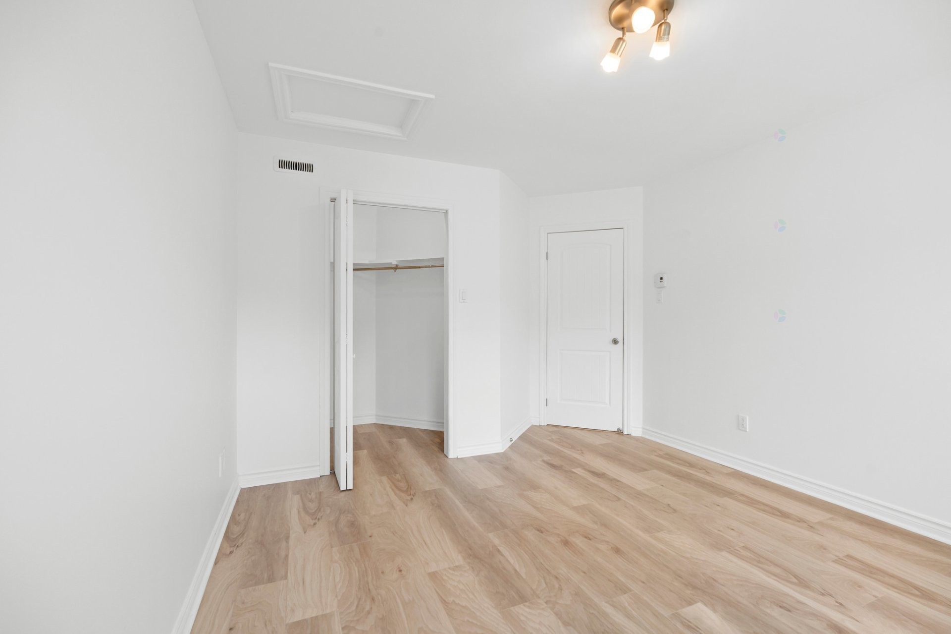 









101

 - 101A


Rue Cynthia

,
Sainte-Sophie,




QC
J5J1V8

