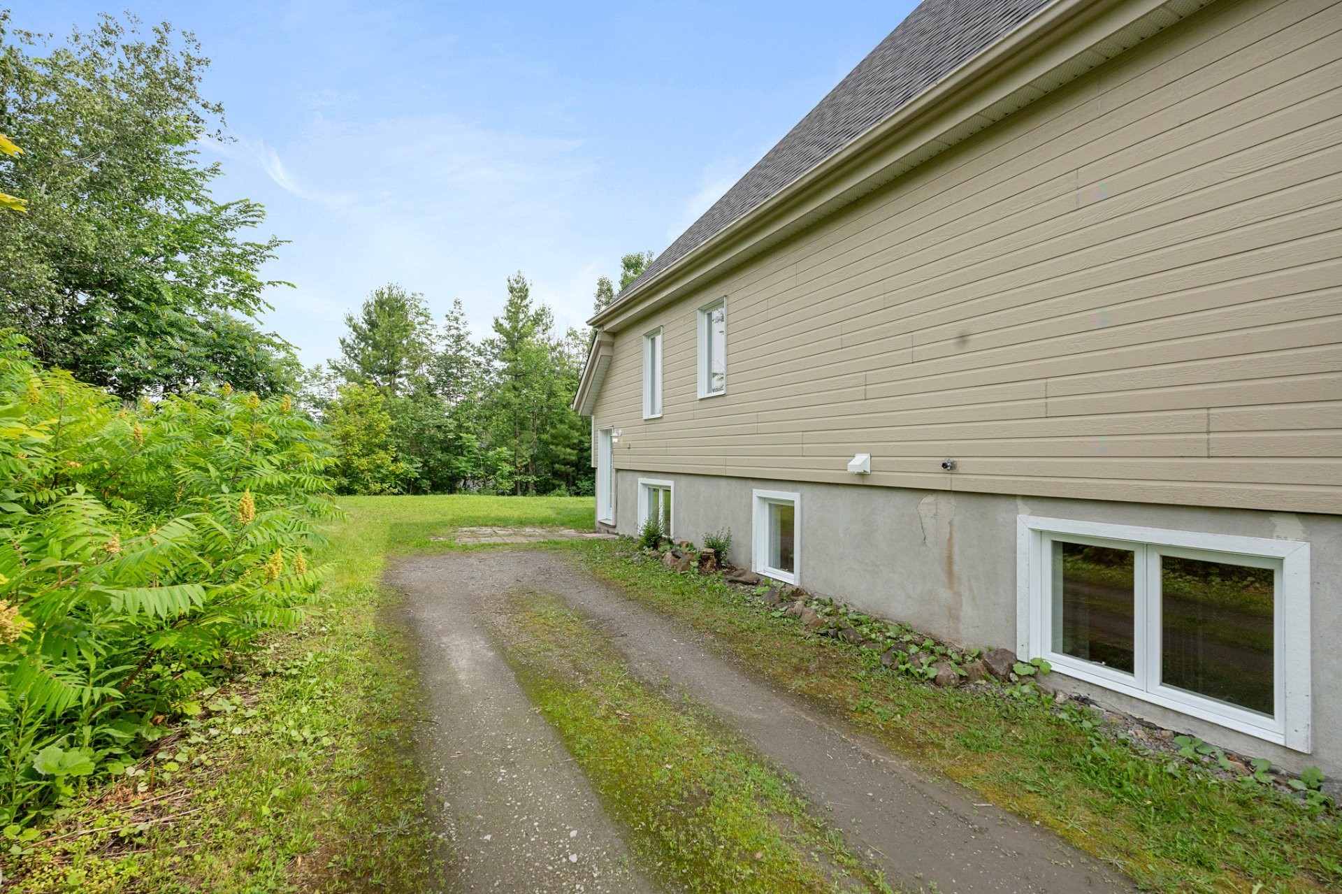









101

 - 101A


Rue Cynthia

,
Sainte-Sophie,




QC
J5J1V8

