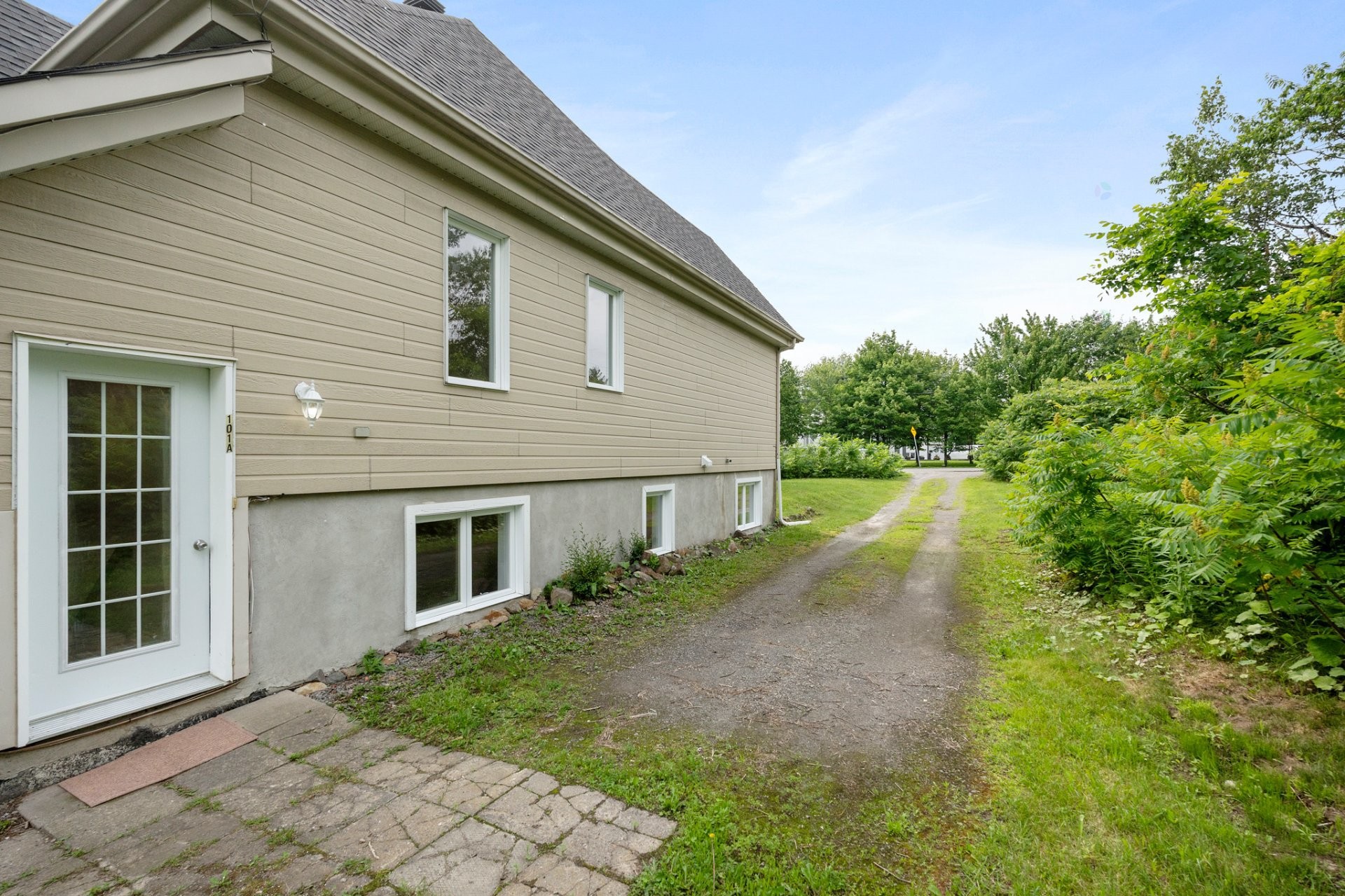 









101

 - 101A


Rue Cynthia

,
Sainte-Sophie,




QC
J5J1V8


