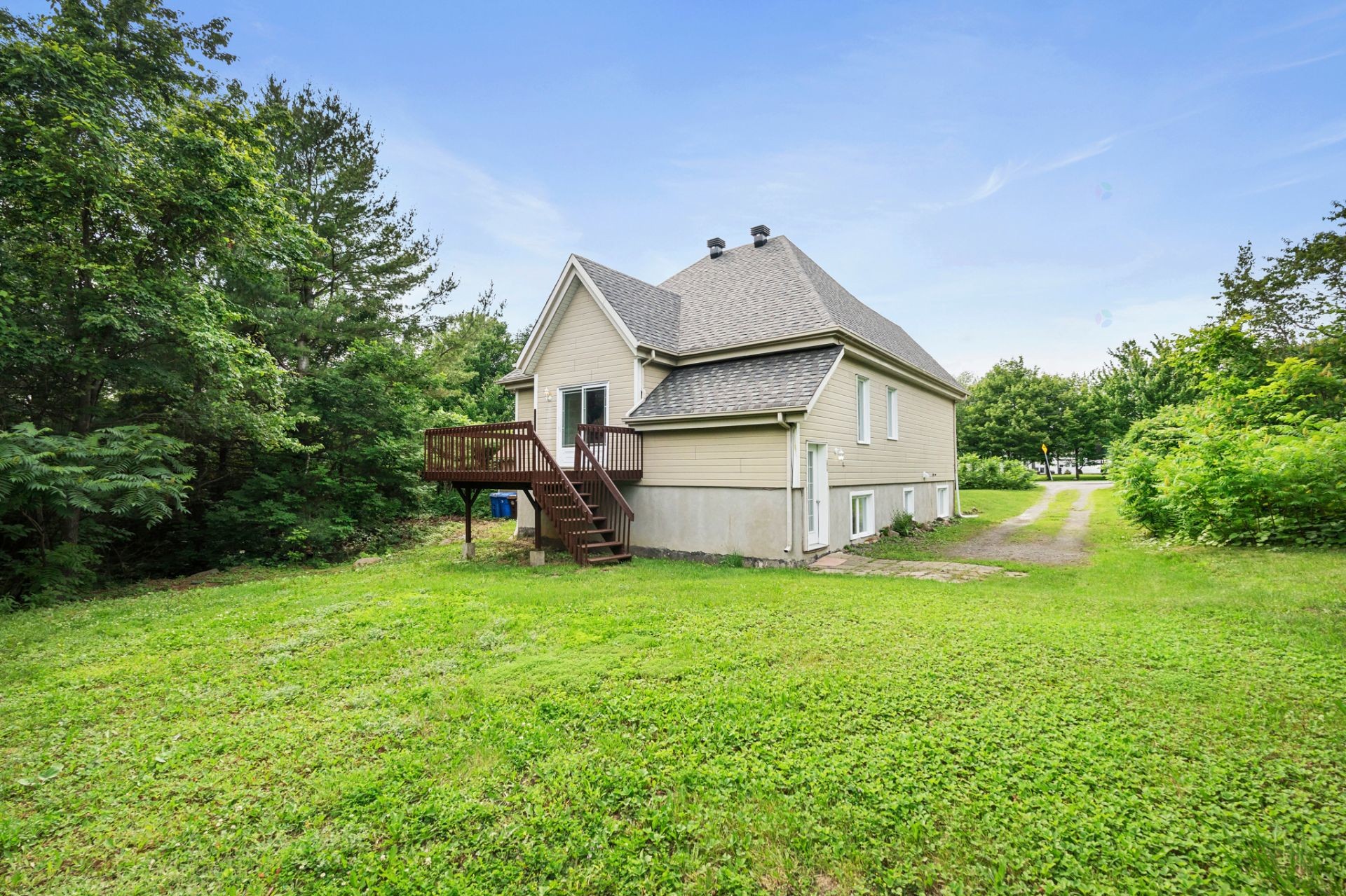 









101

 - 101A


Rue Cynthia

,
Sainte-Sophie,




QC
J5J1V8

