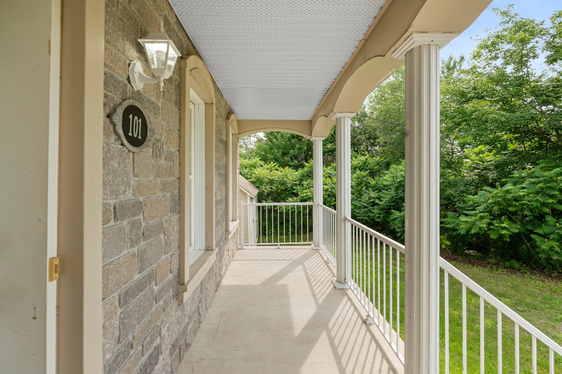 









101

 - 101A


Rue Cynthia

,
Sainte-Sophie,




QC
J5J1V8

