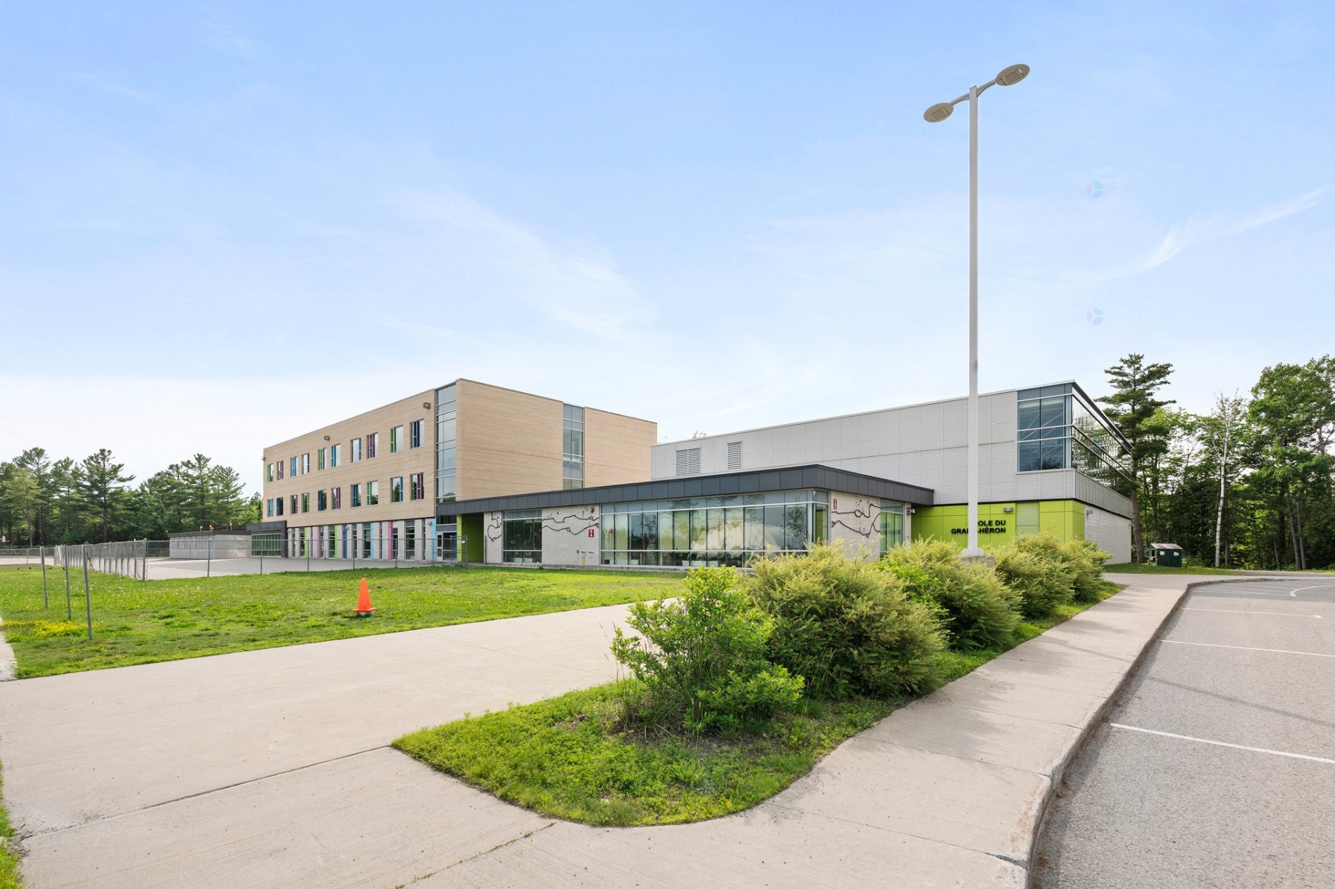 









101

 - 101A


Rue Cynthia

,
Sainte-Sophie,




QC
J5J1V8

