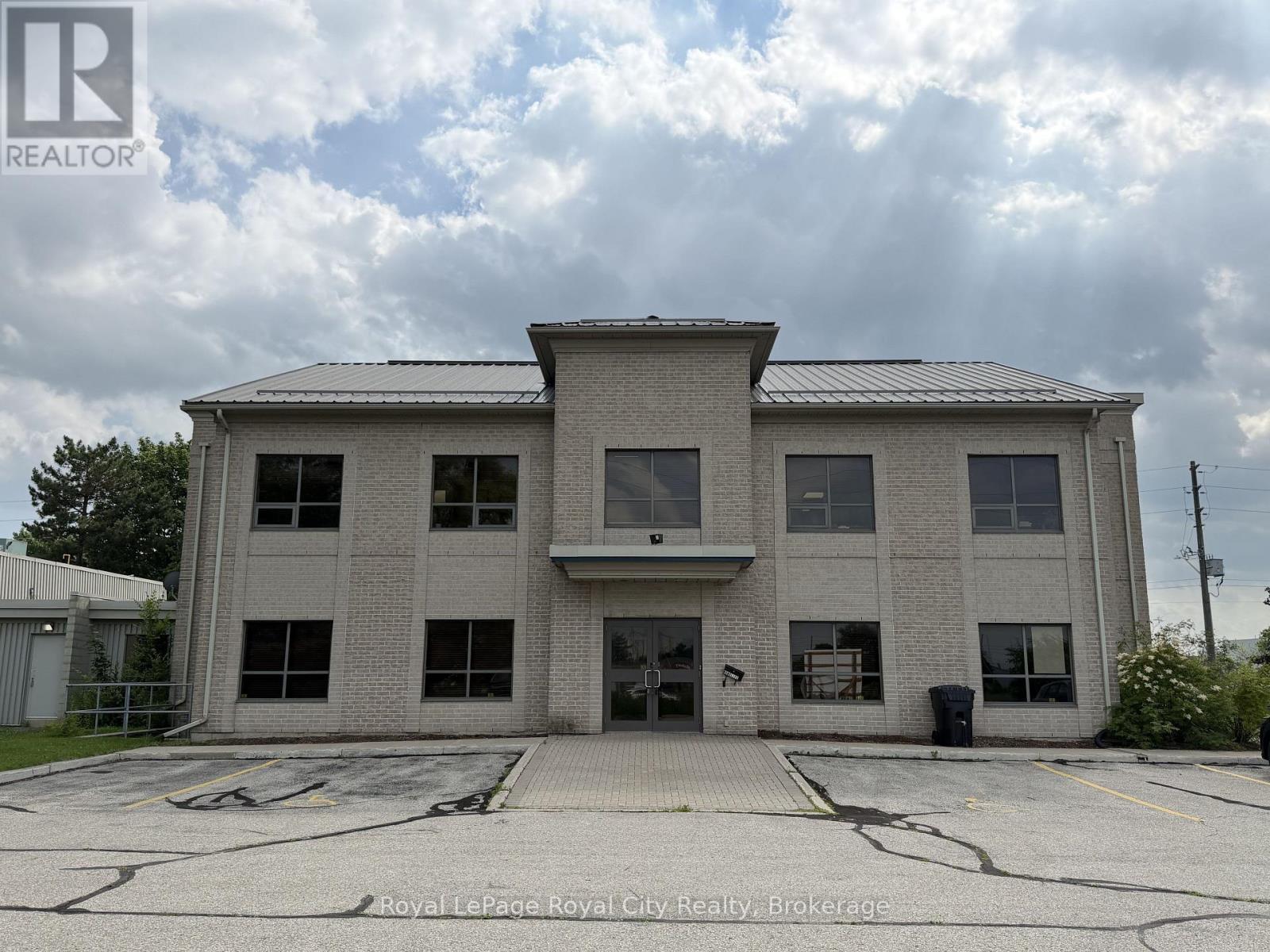 












100 - 21 LEWIS ROAD

,
Guelph (Willow West/Sugarbush/West Acres),




Ontario
N1H1E9

