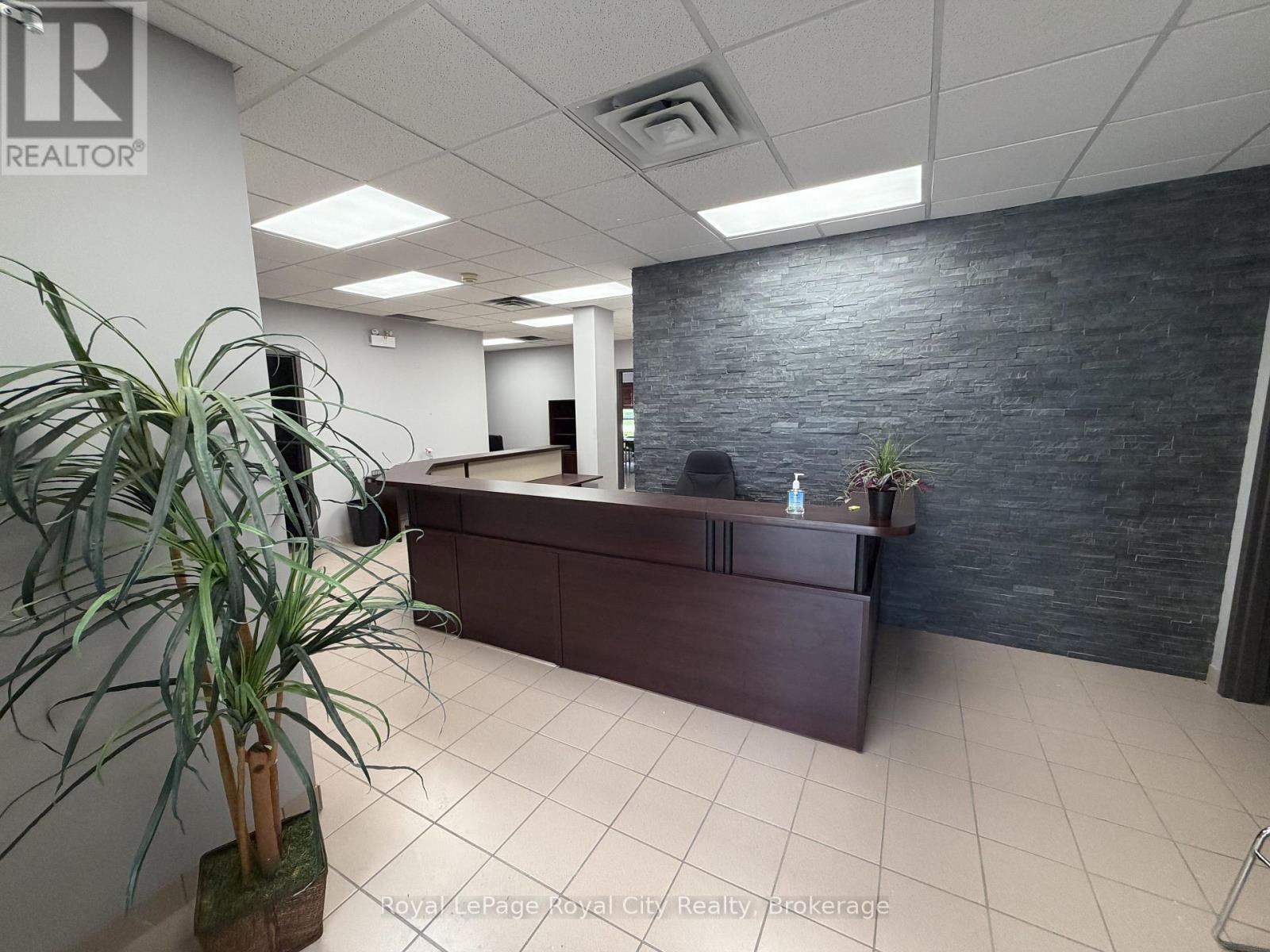 












100 - 21 LEWIS ROAD

,
Guelph (Willow West/Sugarbush/West Acres),




Ontario
N1H1E9

