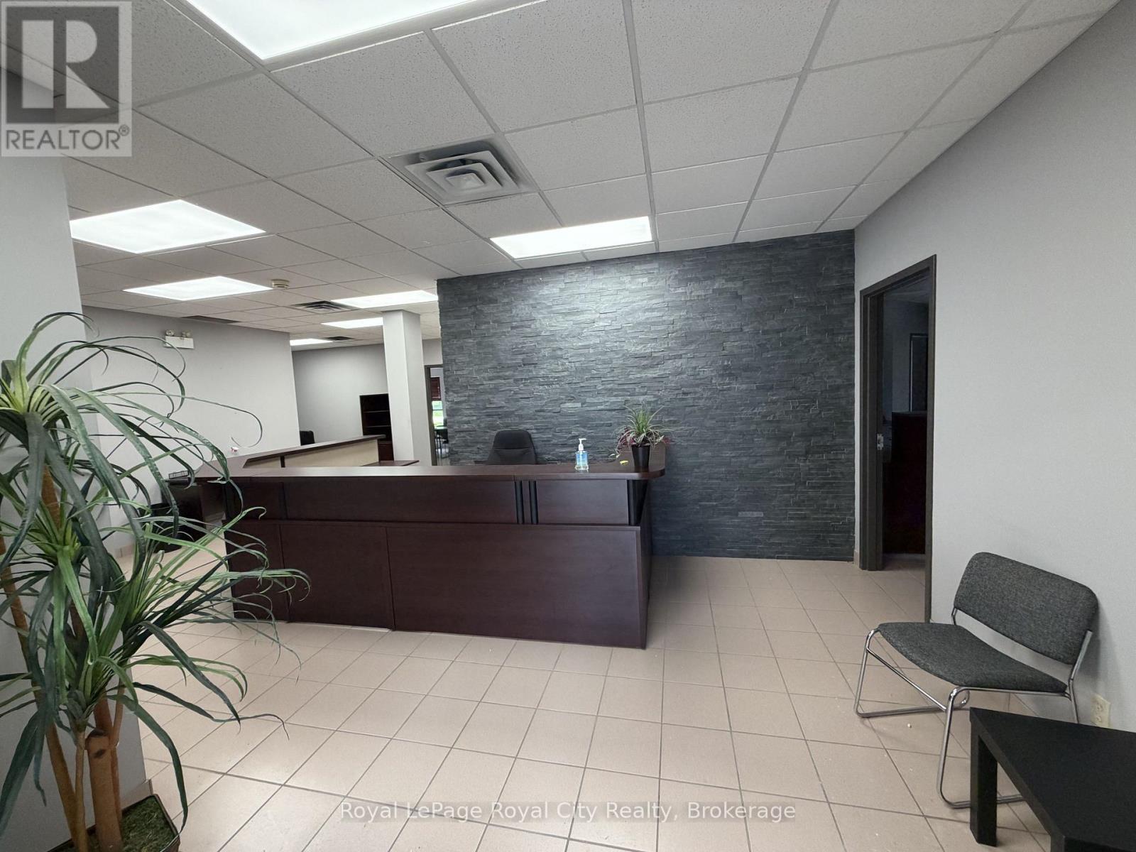 












100 - 21 LEWIS ROAD

,
Guelph (Willow West/Sugarbush/West Acres),




Ontario
N1H1E9

