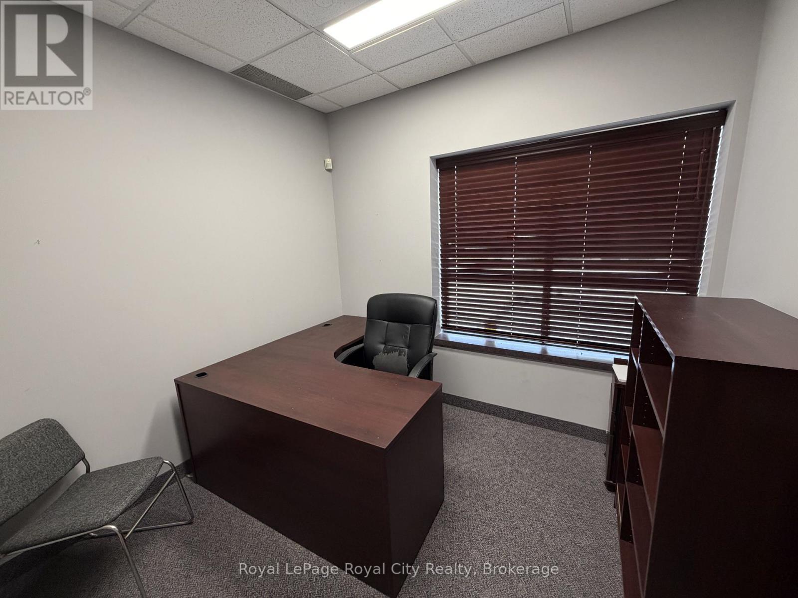 












100 - 21 LEWIS ROAD

,
Guelph (Willow West/Sugarbush/West Acres),




Ontario
N1H1E9

