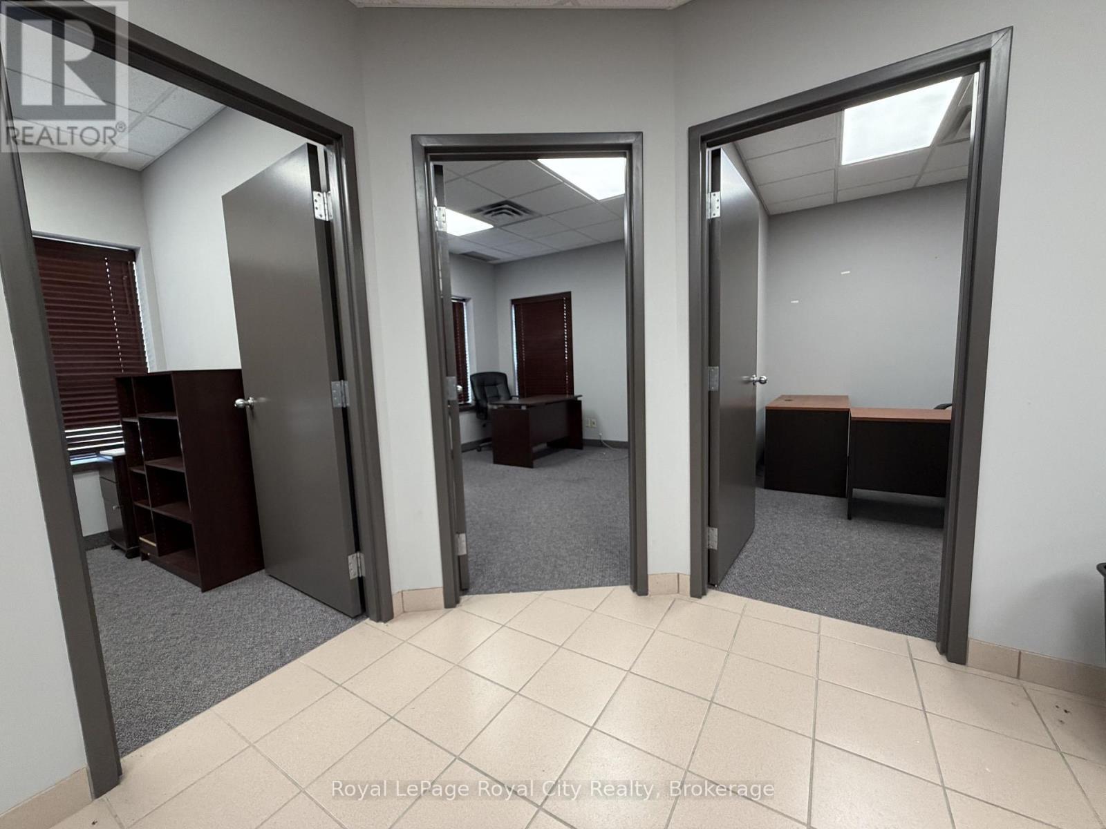 












100 - 21 LEWIS ROAD

,
Guelph (Willow West/Sugarbush/West Acres),




Ontario
N1H1E9

